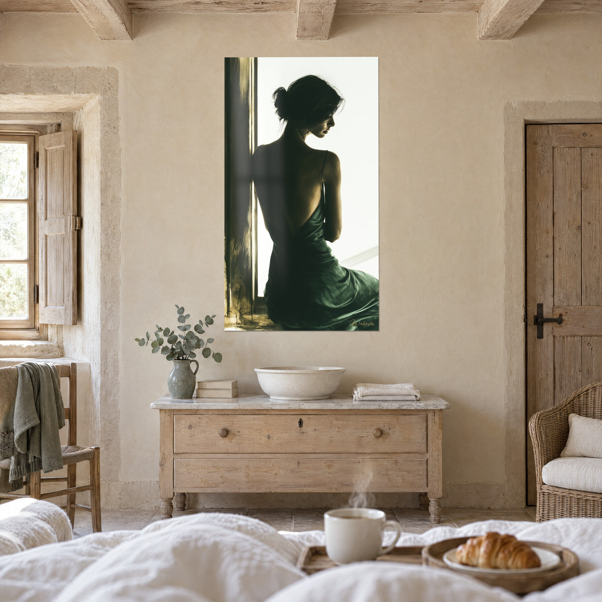 Quadro ritratto contemplativo di una schiena nuda drappeggiata in raso verde foresta, controluce cremoso, sopra un letto in una camera luminosa