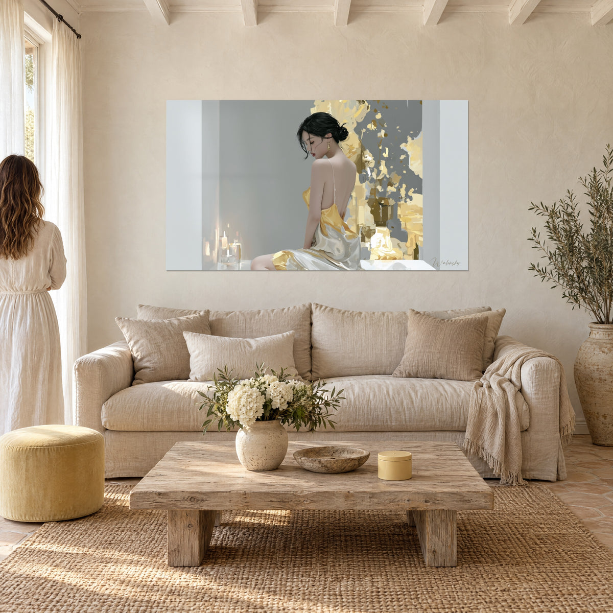 Cuadro mujer de espaldas desnuda con vestido de seda dorada, moño oscuro, fondo gris con destellos dorados, sobre un sofá en un salón luminoso