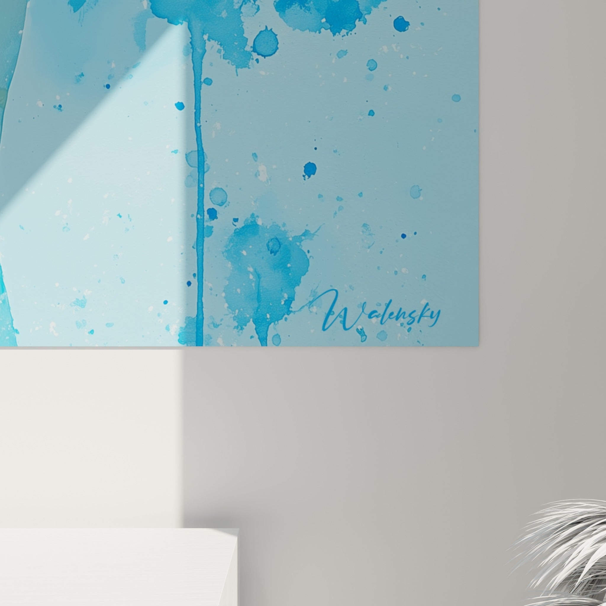 Éclaboussures de peinture bleu ciel et coulures blanches visibles sur la toile, matière aquarelle texturée.