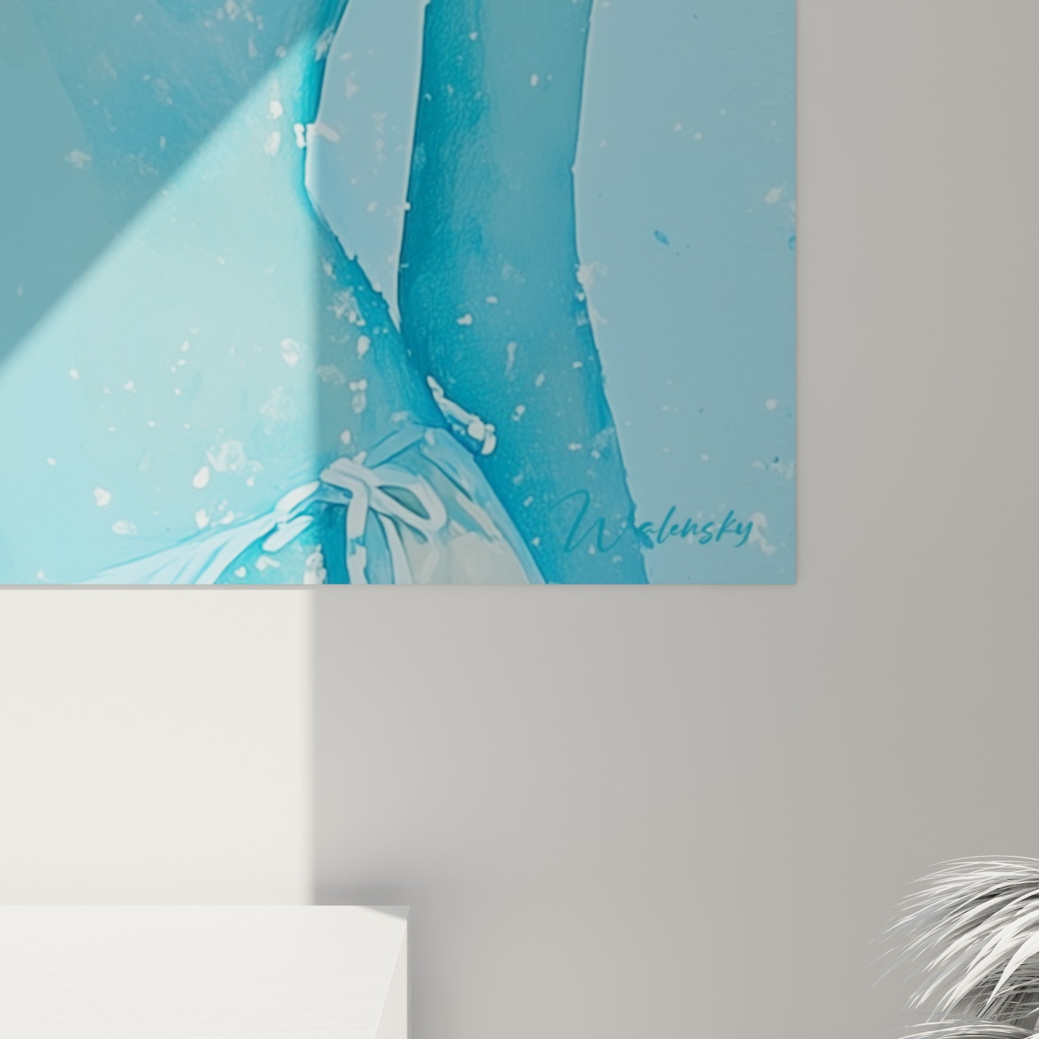 Détail des éclaboussures bleu ciel et de la peau ocre effleurant le bikini blanc, matière aquarelle visible
