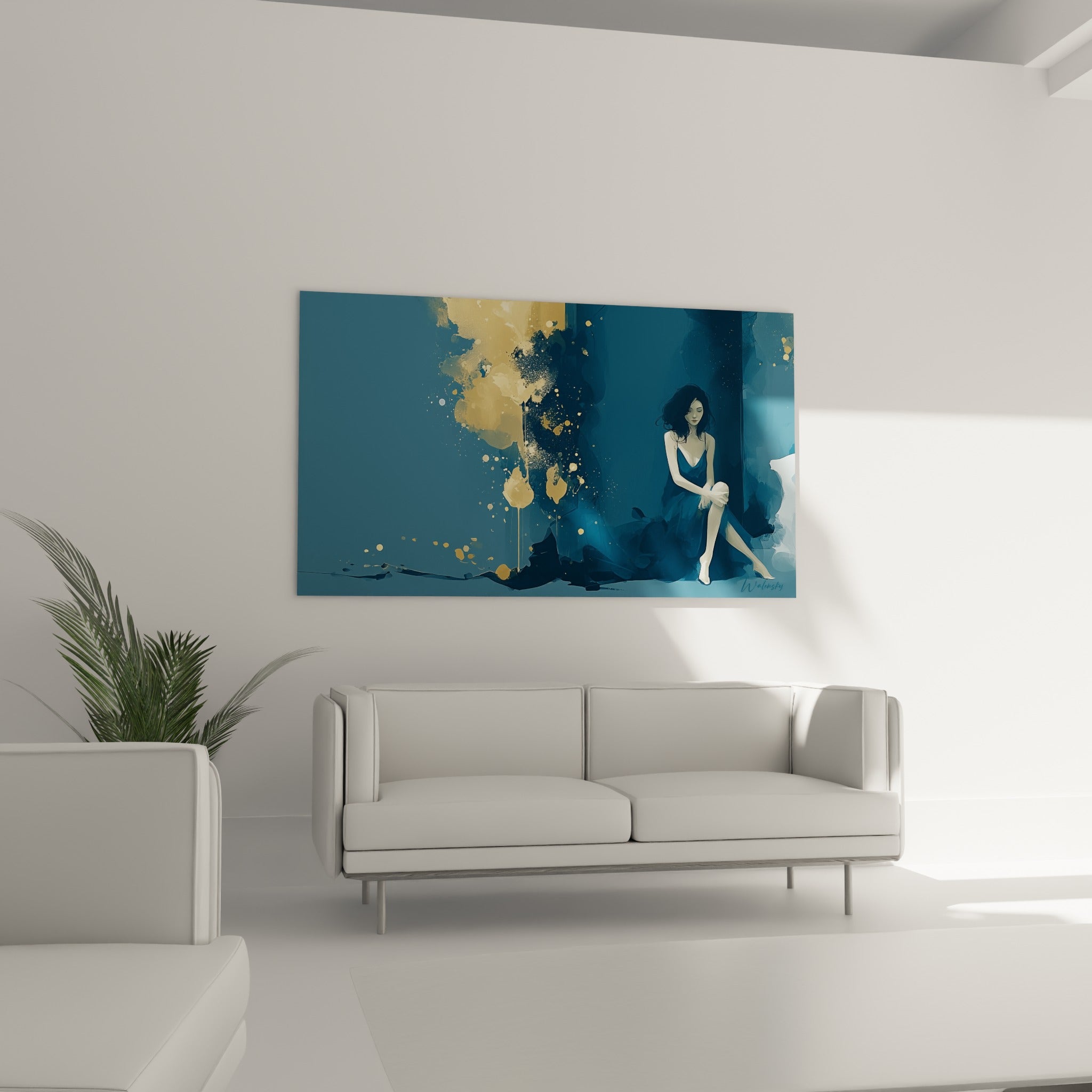 Posture repliée d'une femme baignée de bleu nuit et de doré, au-dessus d'un canapé dans un salon lumineux