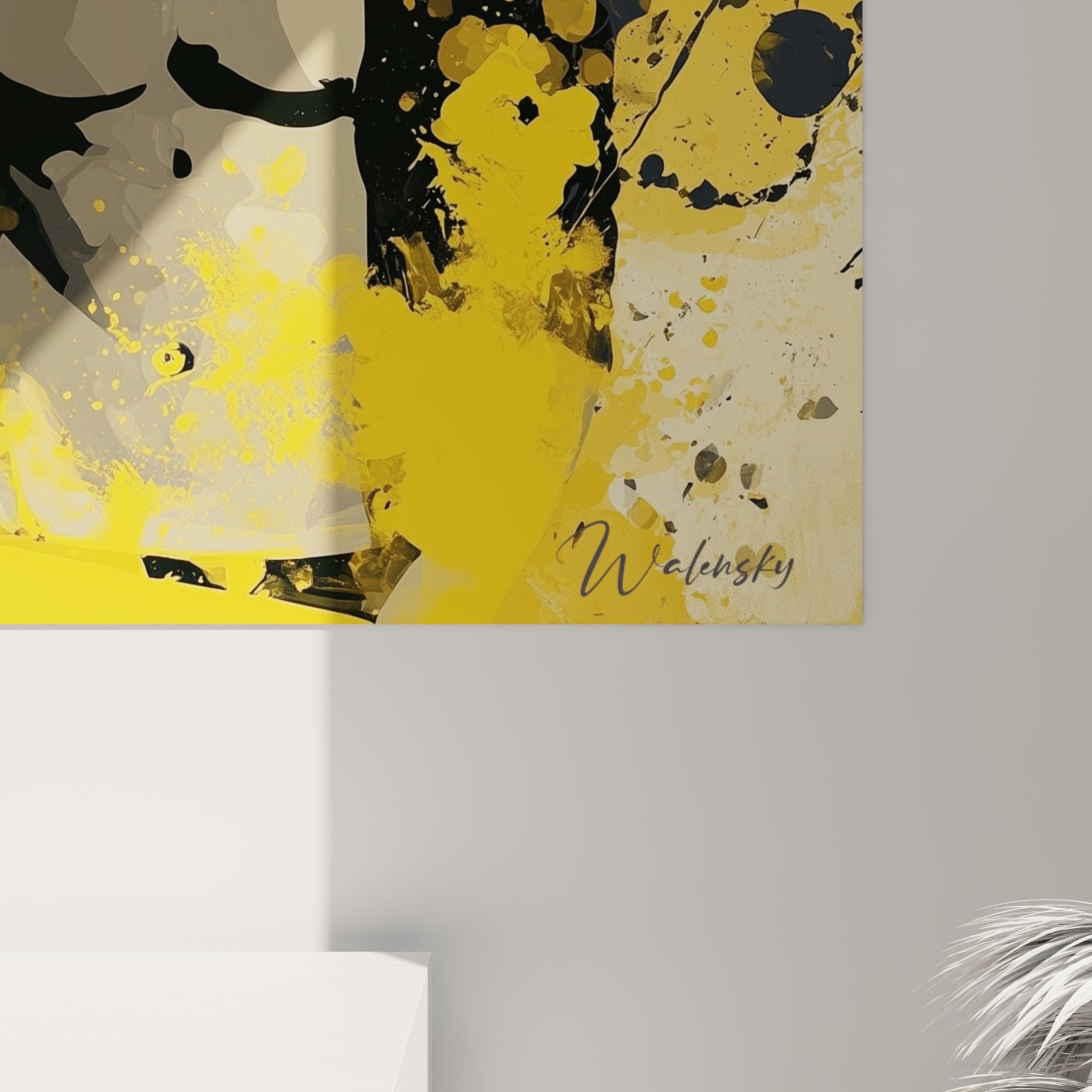 Éclaboussures jaune vif et coulures anthracite se mêlant sur la toile, grain visible près du visage lunetté