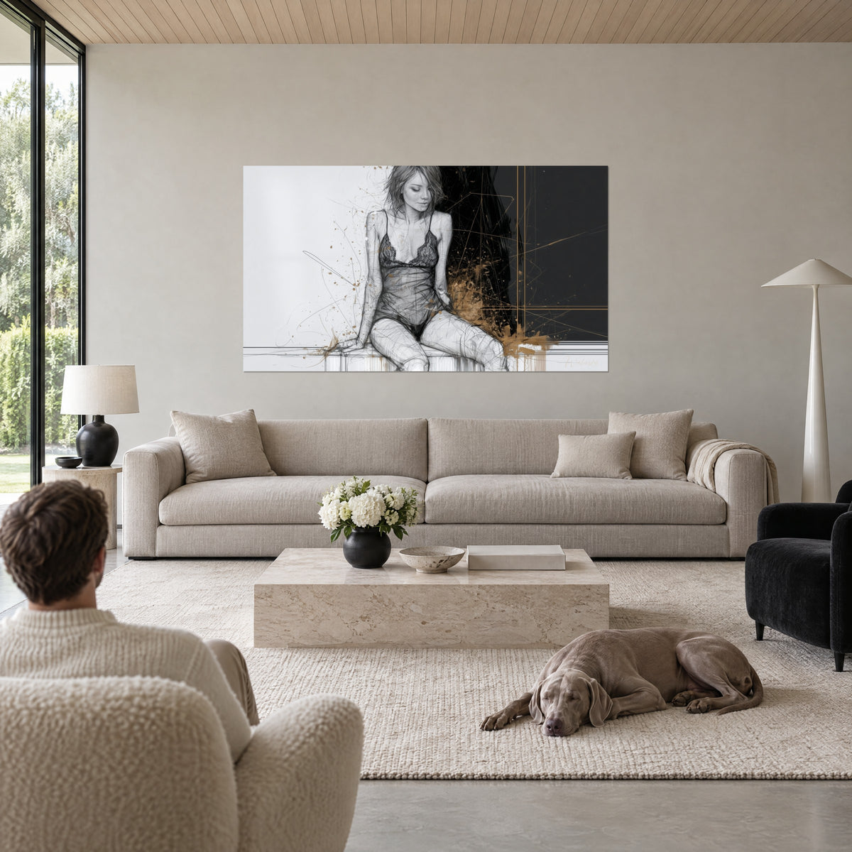 Schilderij jonge vrouw in zwart kanten nachthemd, grijze schets met gouden accenten, boven een bank in een lichte woonkamer