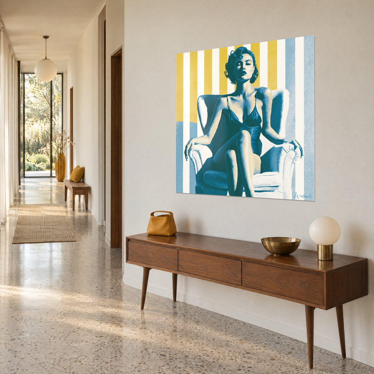 Quadro silhouette femminile in camicia da notte blu petrolio, gambe accavallate, righe gialle e bianche, sulla parete di un corridoio sopra una consolle in legno