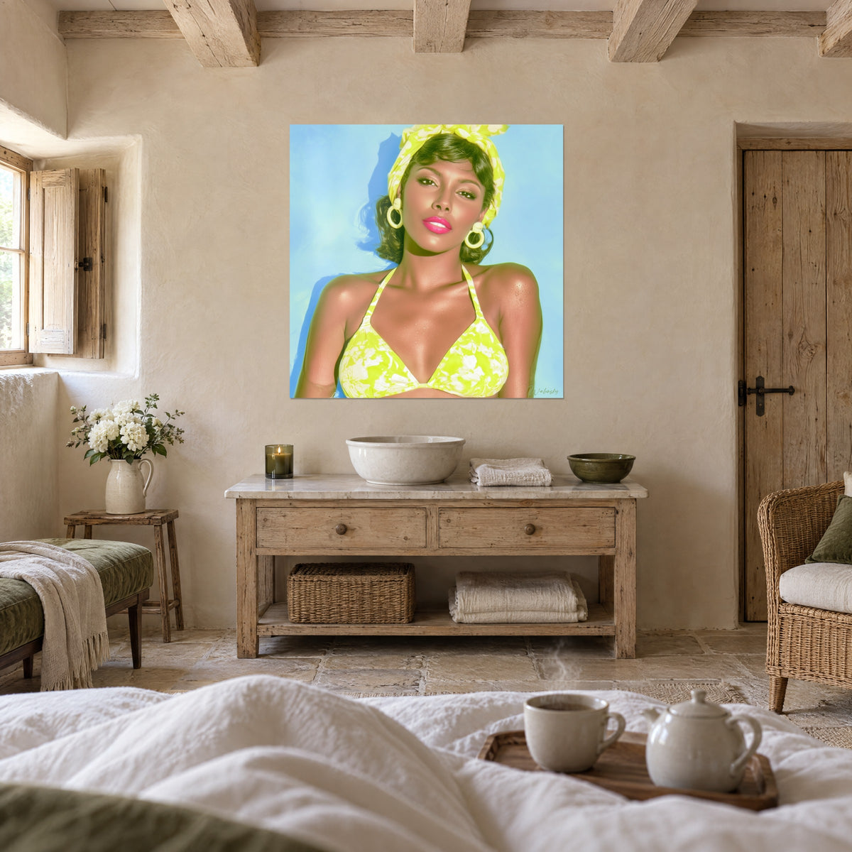 Quadro giovane donna abbronzata, foulard giallo annodato e bikini fiorato su sfondo azzurro chiaro, sopra un letto in una camera luminosa