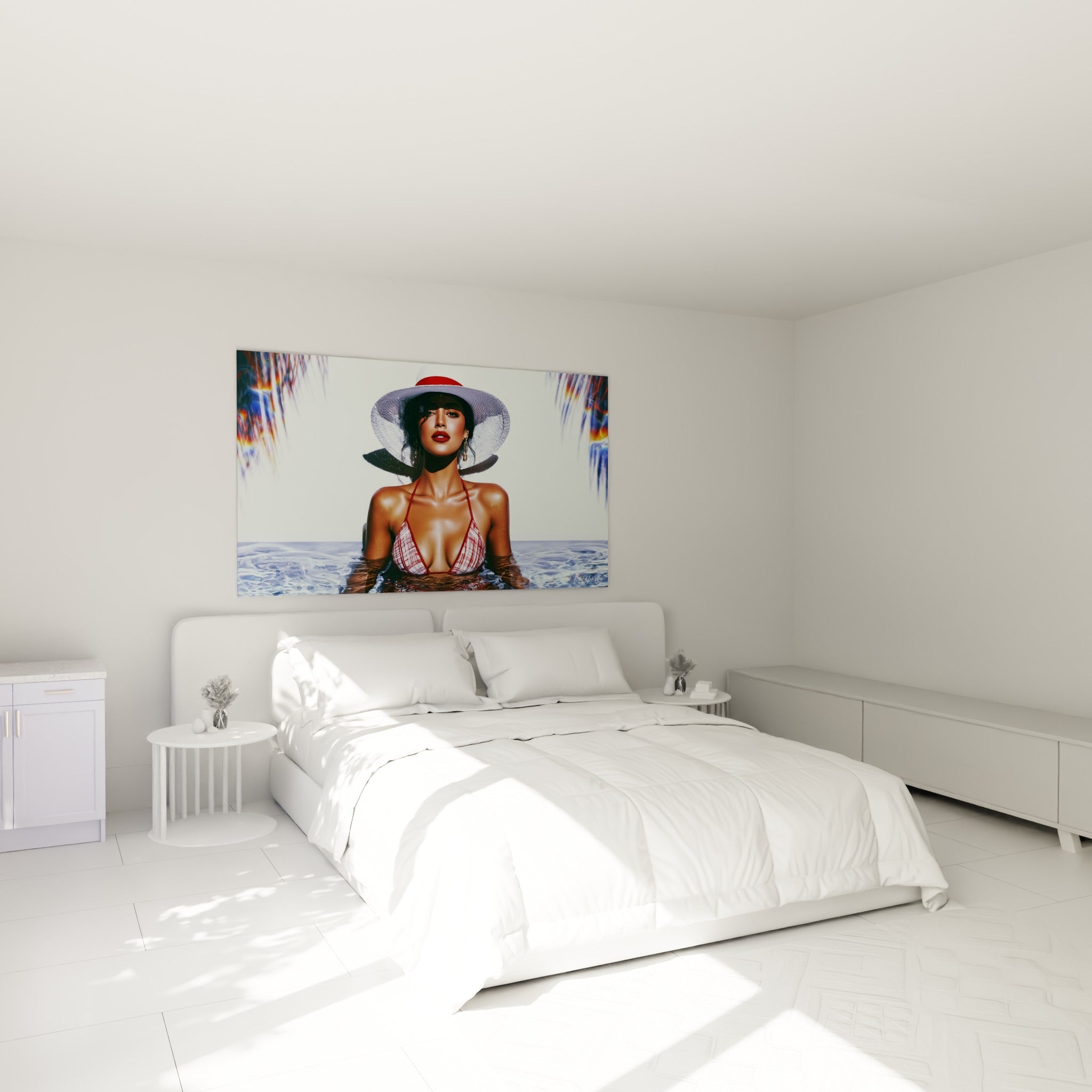 Silhouette sensuelle au chapeau blanc et bikini rouge, accrochée au-dessus d'un lit dans une chambre claire