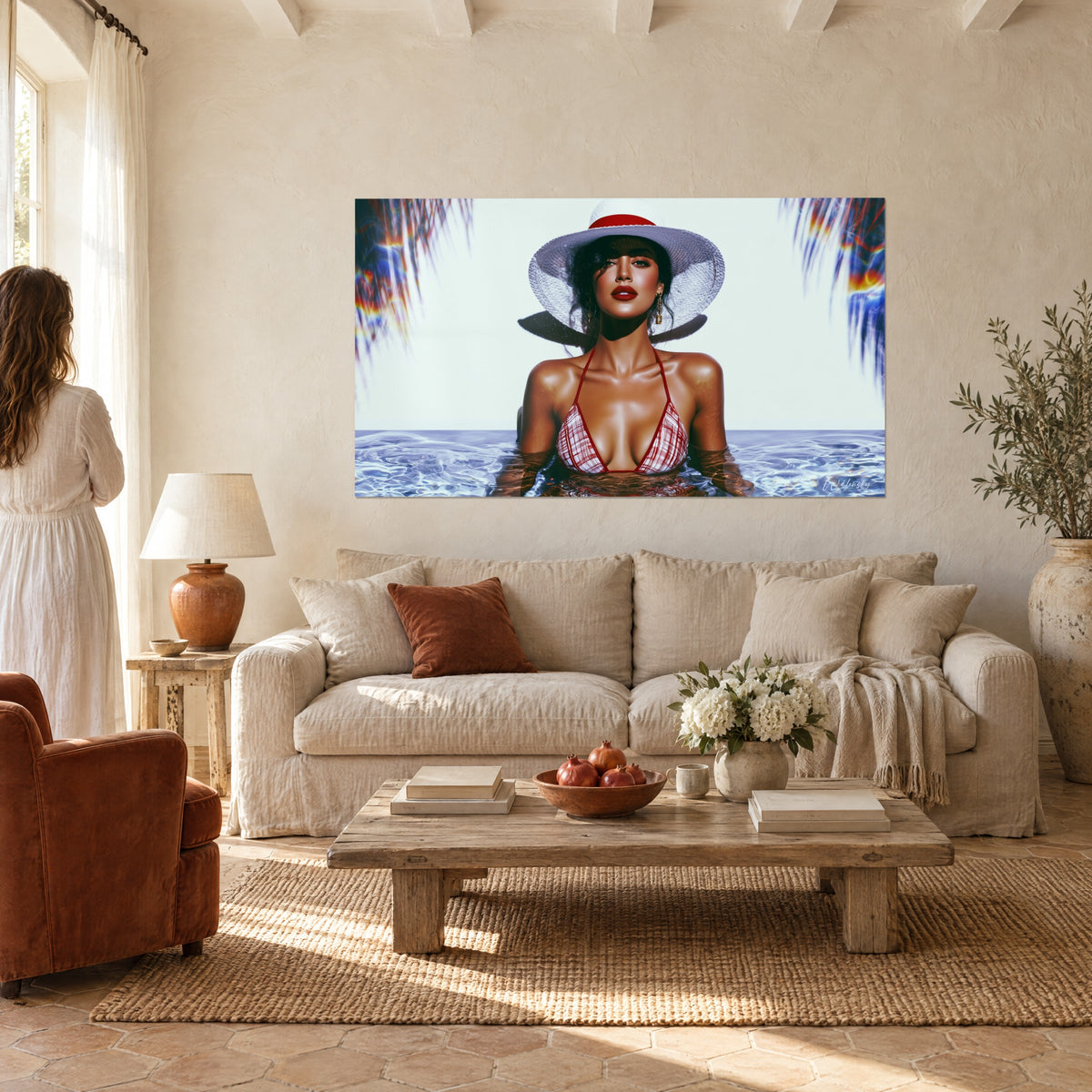 Cuadro mujer con un gran sombrero blanco de cinta roja, bikini rojo a cuadros, agua iridiscente, mujer de espaldas, sobre un sofá en un salón luminoso