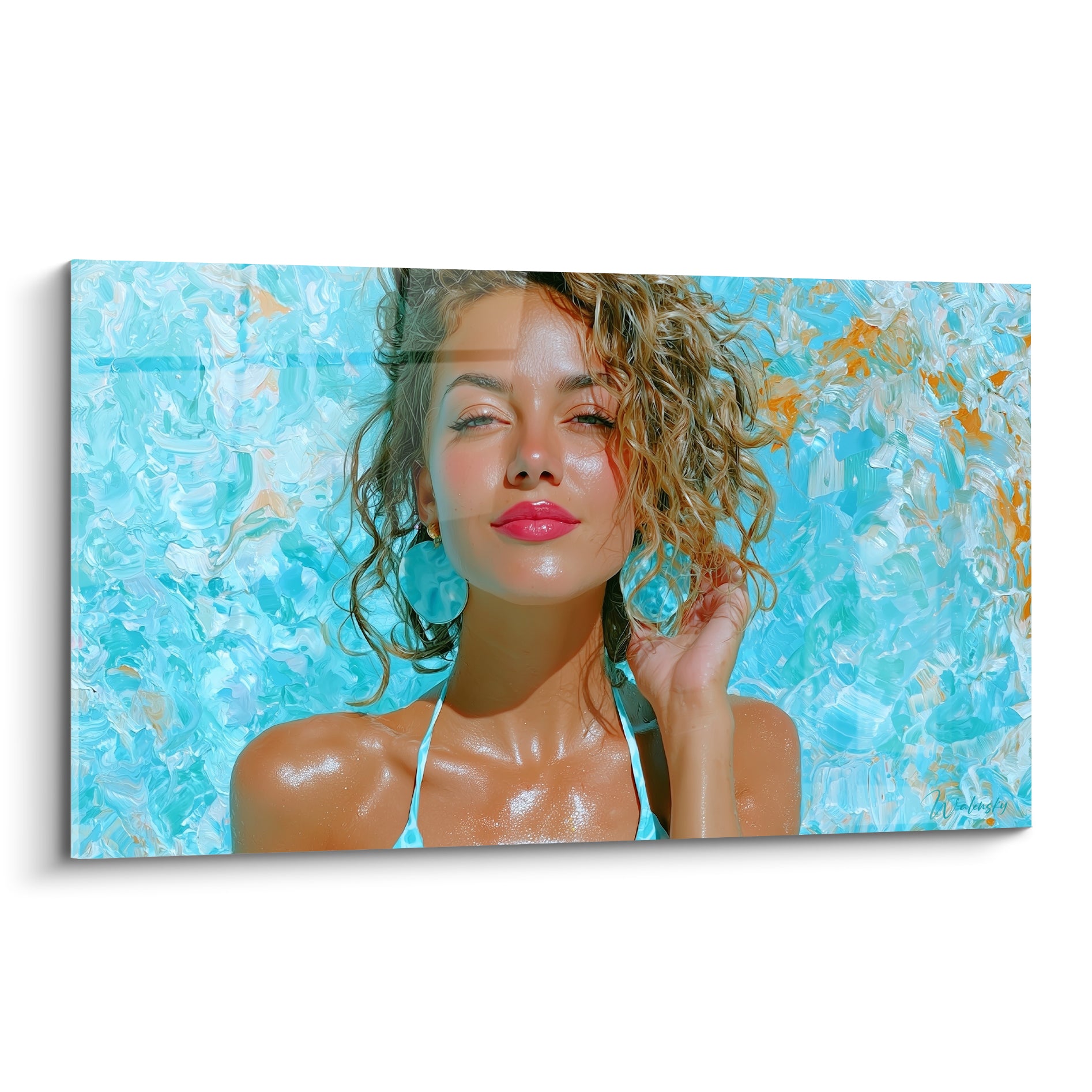 Femme aux cheveux bouclés, bikini turquoise et peau dorée, fond bleu texturé façon peinture à l'huile