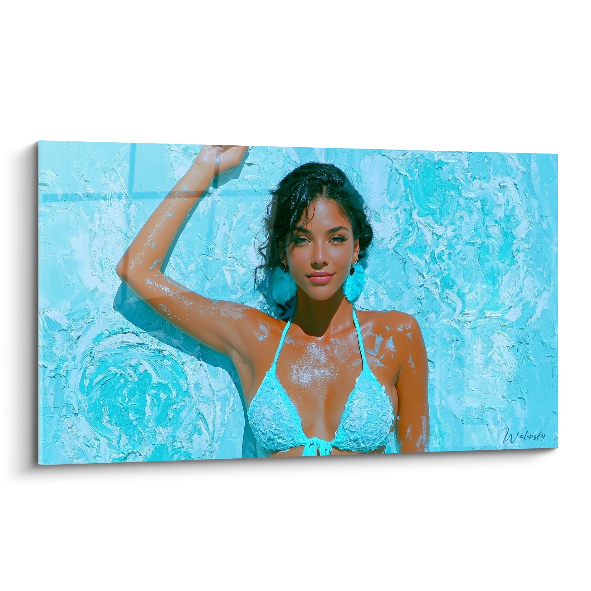 Femme cheveux bouclés bras levé bikini turquoise sur fond texturé bleu et blanc