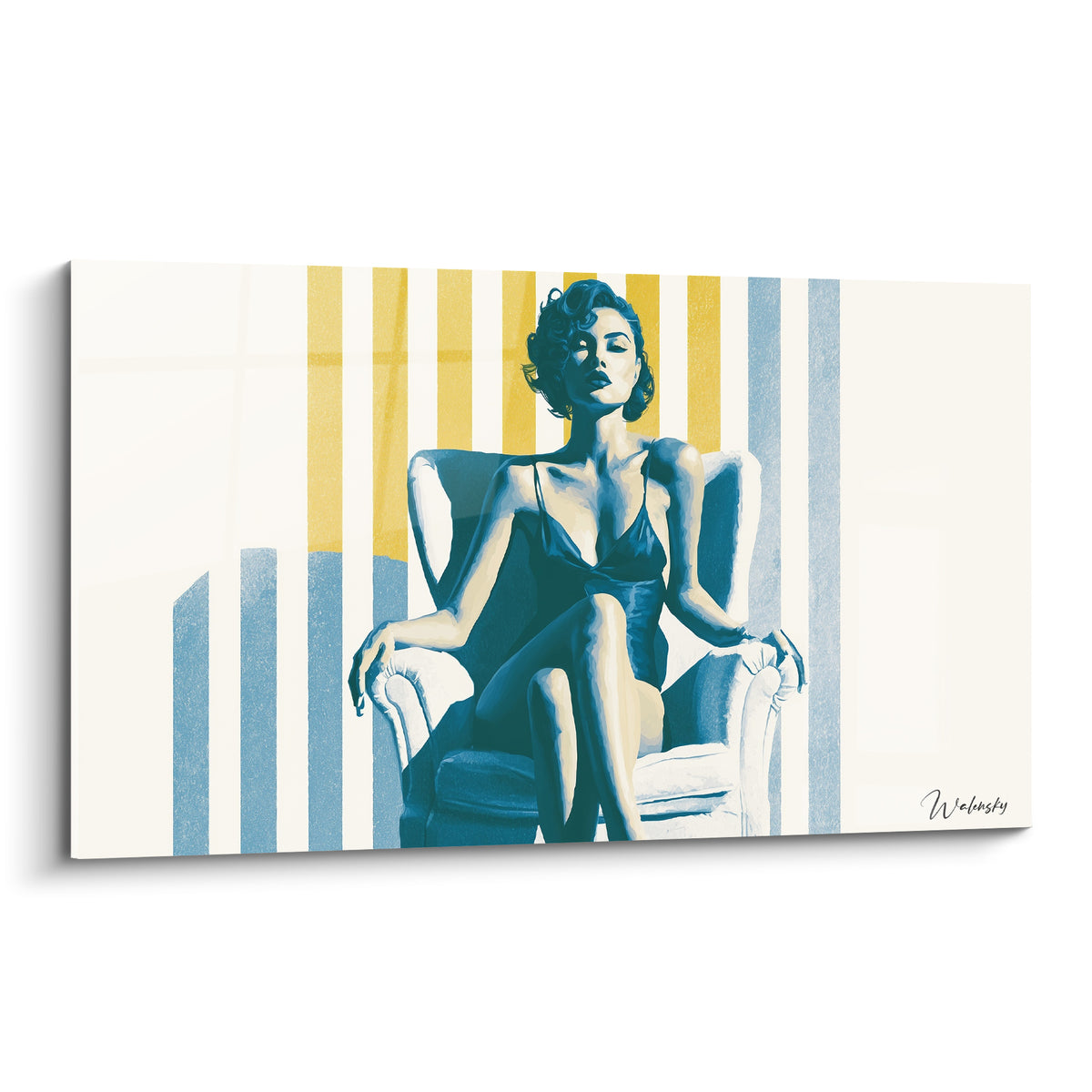 Femme en robe bleu marine assise, fond rayé jaune moutarde et bleu, style pop rétro