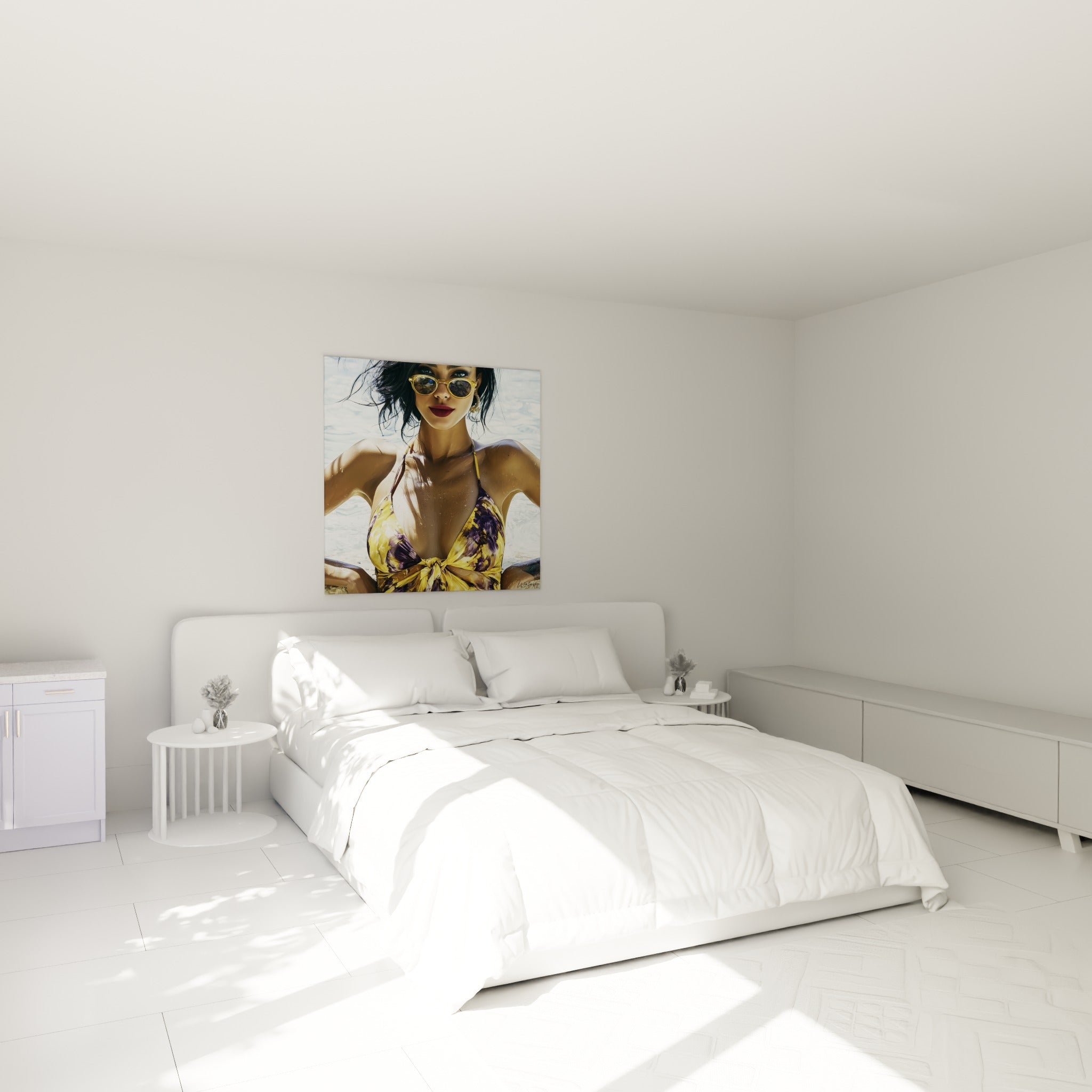 Silhouette bronzée en maillot jaune fleuri violet, cheveux bruns détachés, au-dessus d'un lit dans une chambre claire