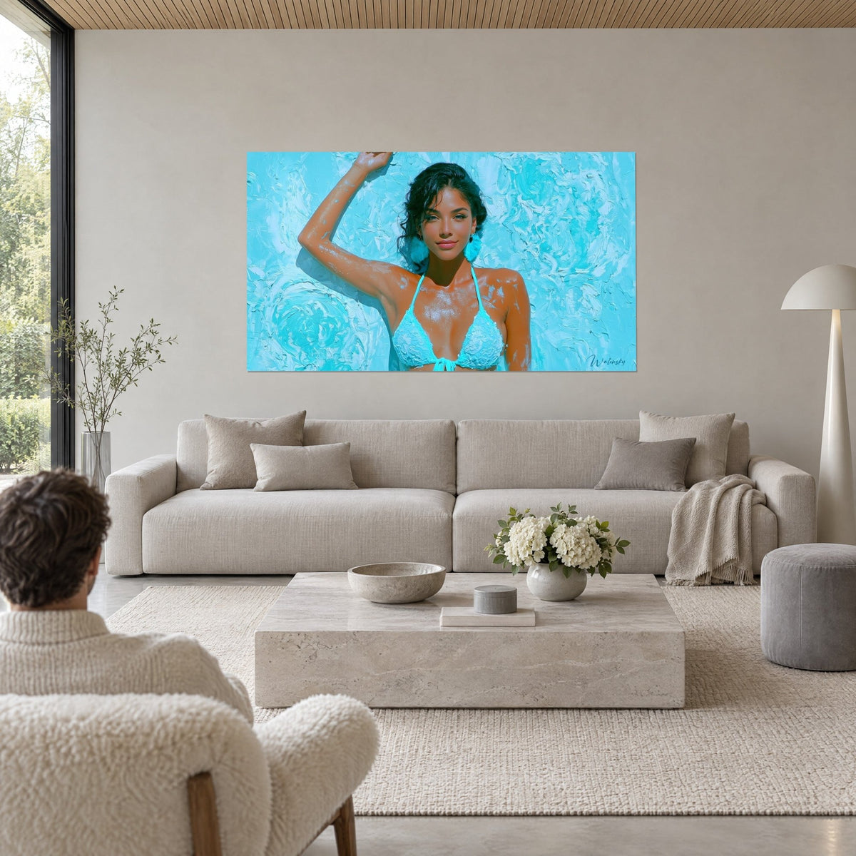Tableau portrait d'une brune en haut de maillot turquoise, bras levé, peau cuivrée sur fond bleu glacier, au-dessus d'un canapé dans un salon lumineux