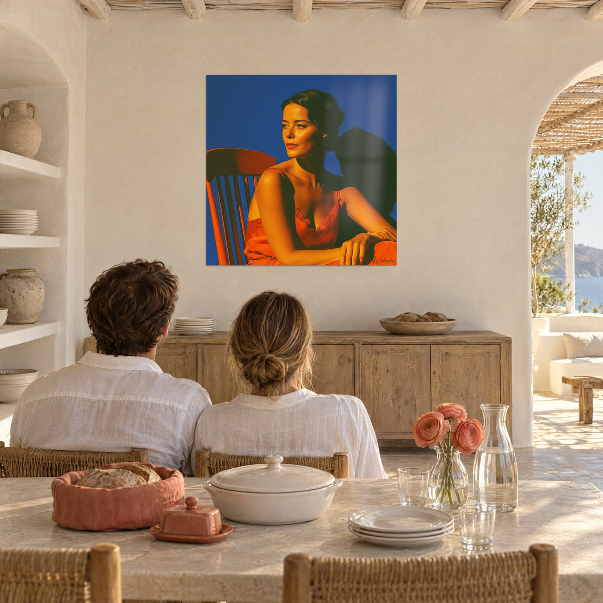 Tableau brune accoudée sur une chaise rouge, lumière dorée et fond bleu roi, regardée par un couple dans un salon blanc