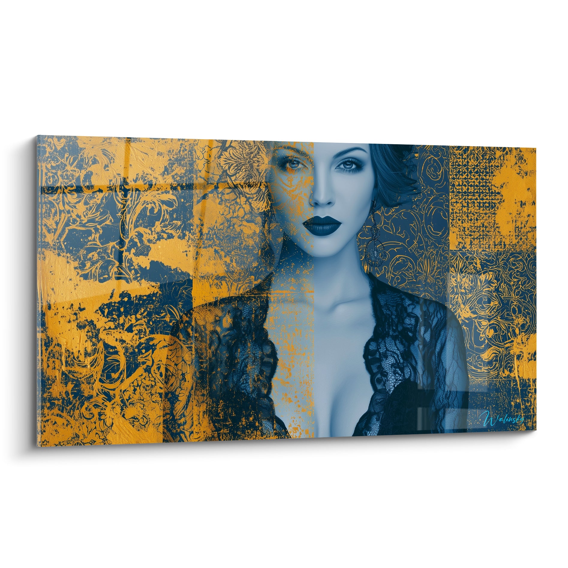 Femme au regard intense, lèvres sombres, dentelle noire sur fond bleu marine et ocre doré