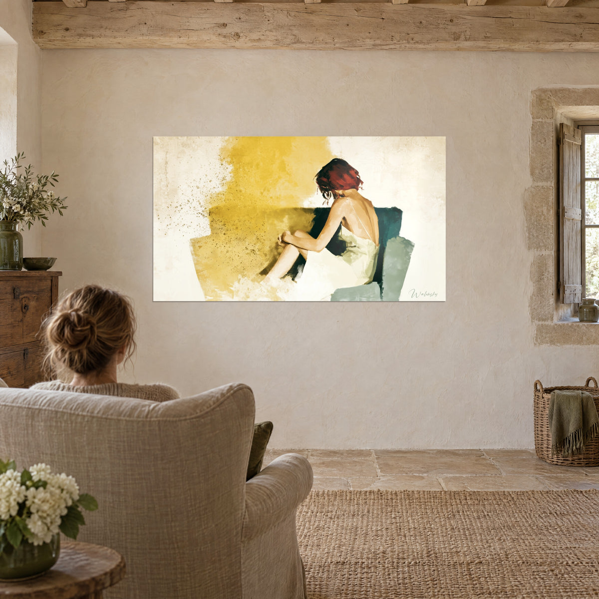 Quadro donna con taglio di capelli rossi, schiena nuda e lenzuolo chiaro, ocra e verde petrolio, di fronte a una poltrona di lino in un soggiorno