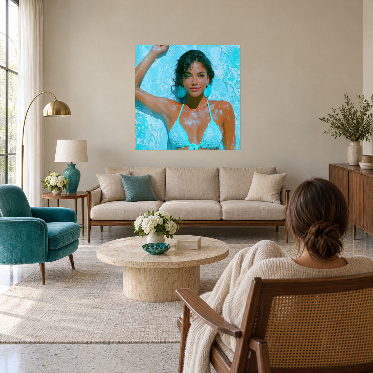 Schilderij van een badster met een serene glimlach, arm omhoog, turquoise bikini en gouden gebruinde huid, getextureerde aquachtergrond, boven een bank in een lichte woonkamer
