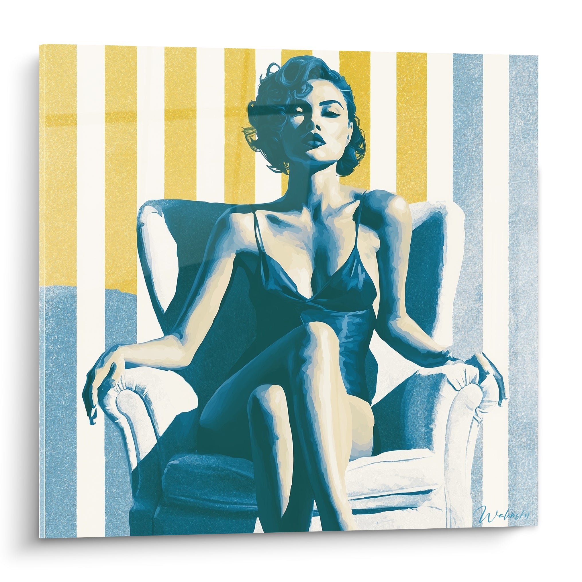 Femme sexy en robe bleu marine assise dans un fauteuil sur fond rayé jaune et blanc