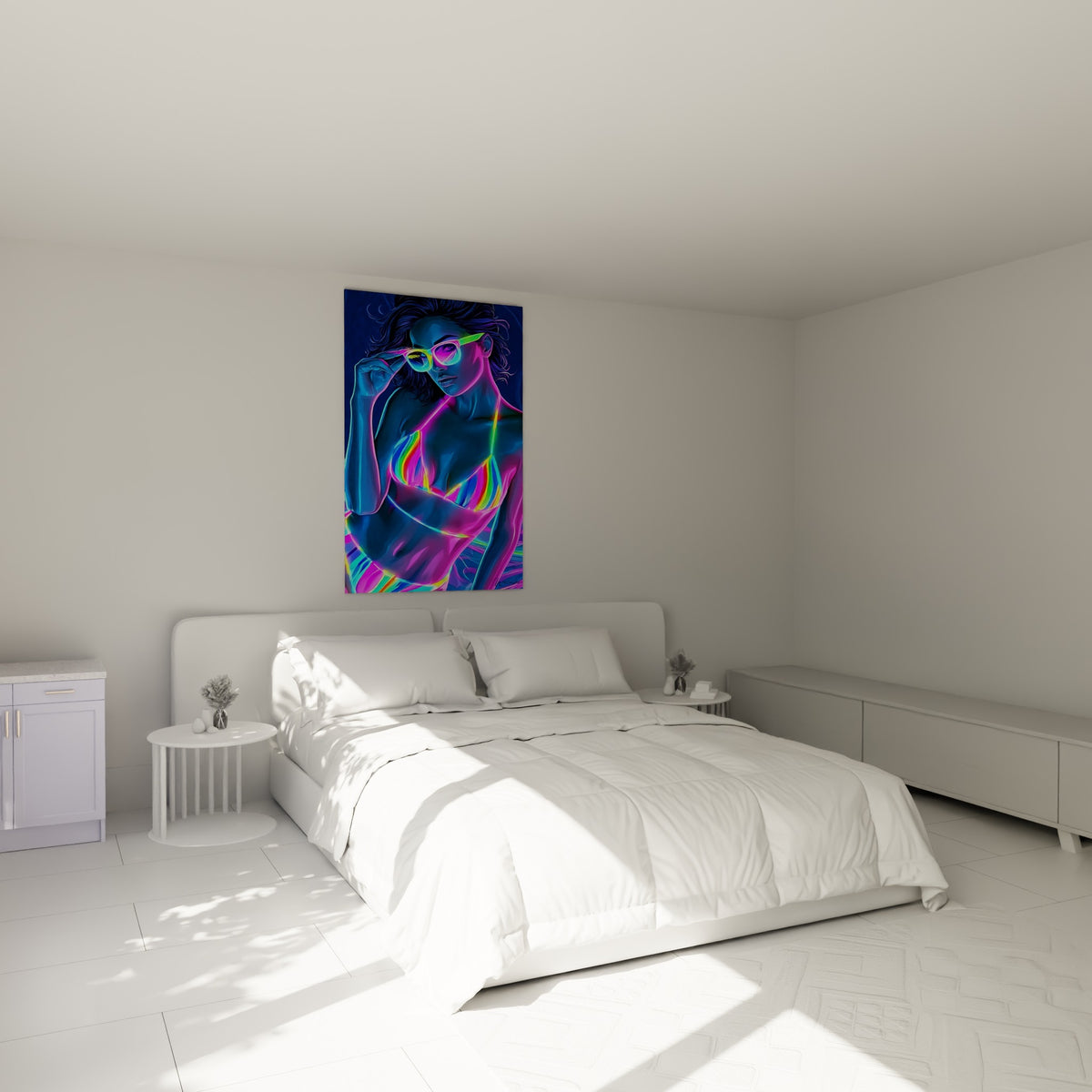 Silhouette néon bleu et rose fuchsia en bikini rayé accrochée au-dessus d'un lit dans une chambre claire
