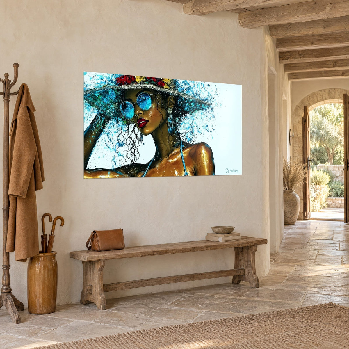 Quadro ritratto ad acquerello di una bagnante con schizzi turchesi, nastri blu e fiori rossi e gialli, corridoio in pietra chiara