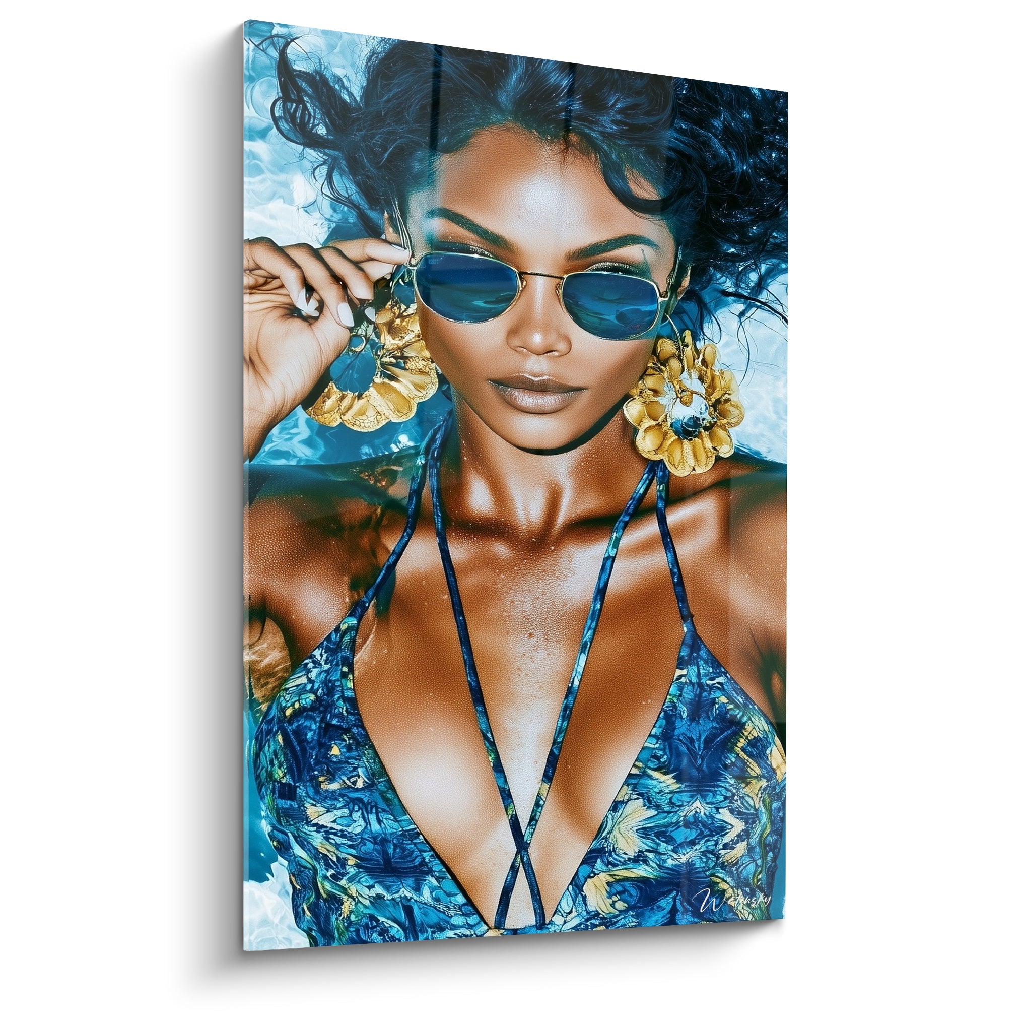 Femme aux lunettes bleu miroir et boucles dorées émergeant d'une eau turquoise scintillante