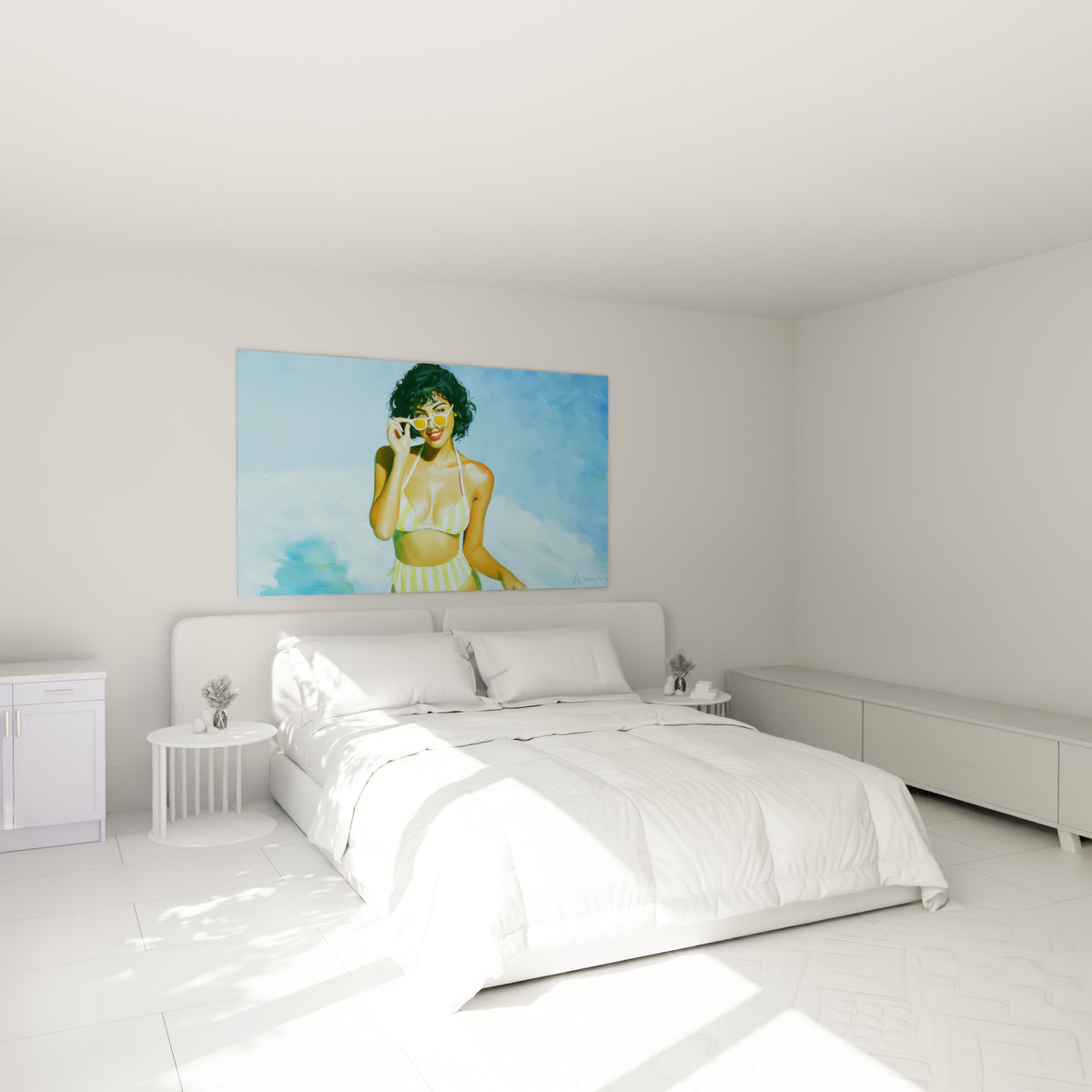Jeune femme en bikini jaune baisse ses lunettes, teint doré, au-dessus d'un lit dans une chambre claire