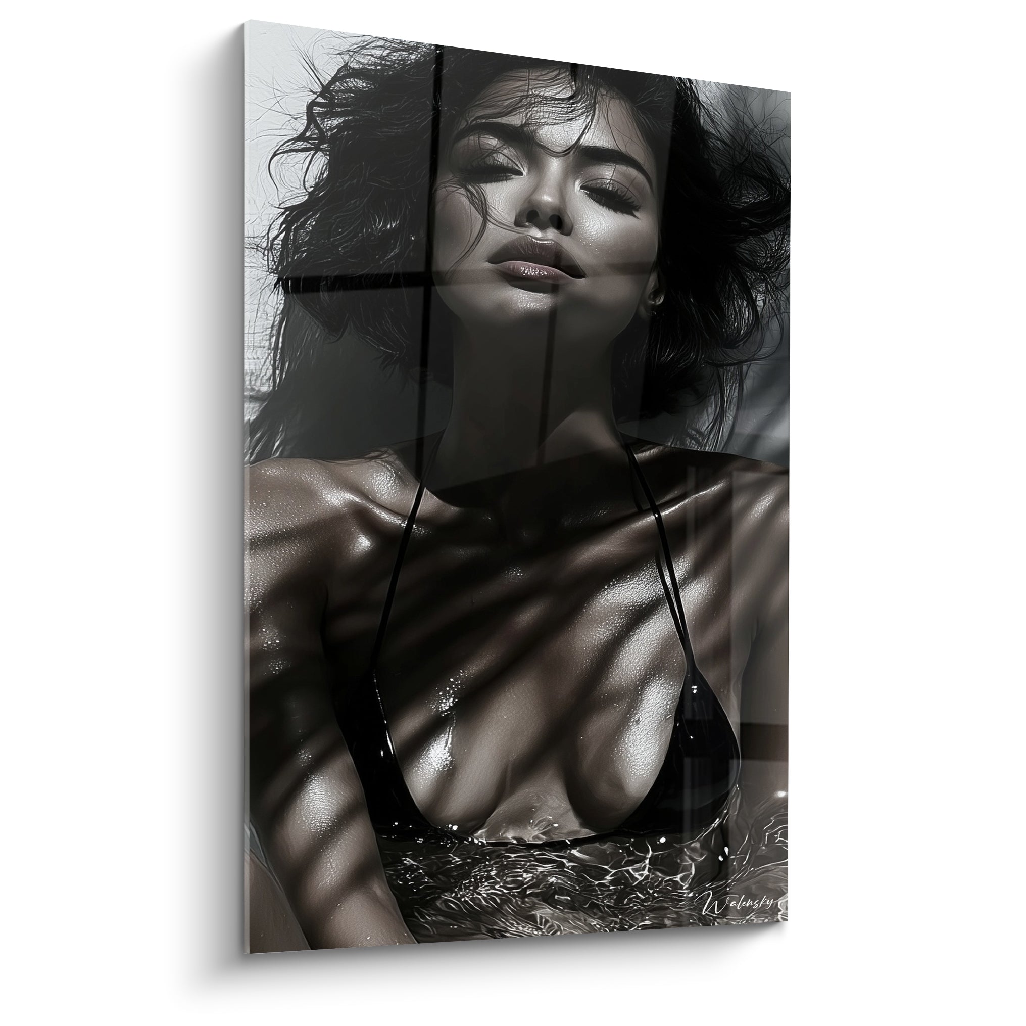 Femme aux yeux clos et peau mouillée, ombres noires striées sur fond gris perle intense