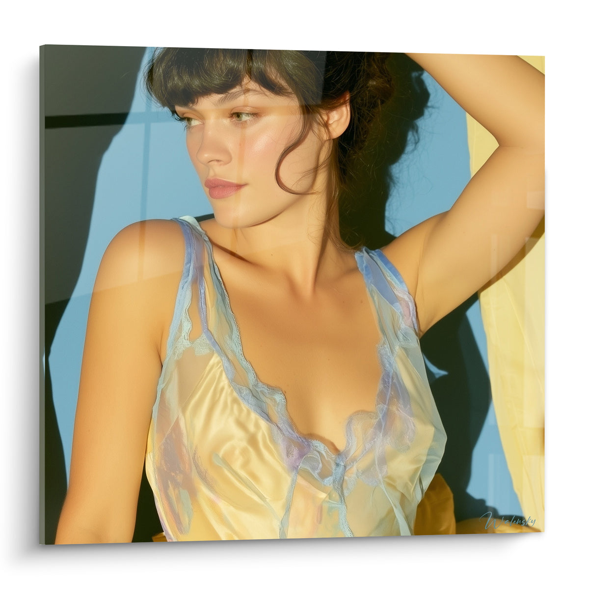 Femme brune en nuisette dorée et bleue, regard détourné, lumière chaude et contrastée