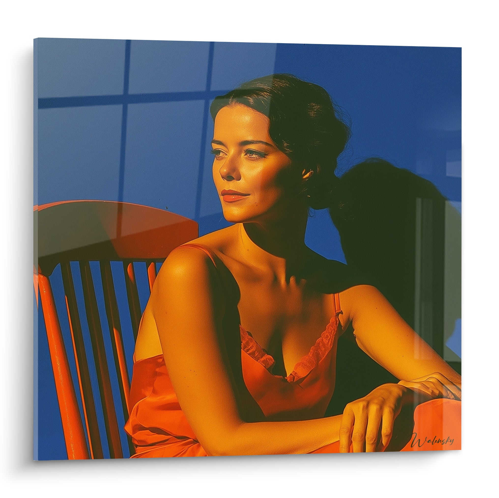 Femme brune en nuisette orange assise devant une fenêtre bleue, regard détourné, lumière dorée intense