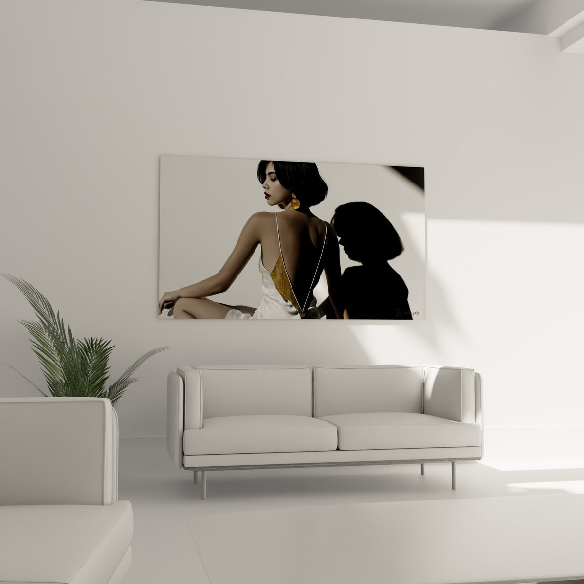 Élégance sensuelle d'une femme brune en robe dorée et blanche, au-dessus d'un canapé dans un salon lumineux.