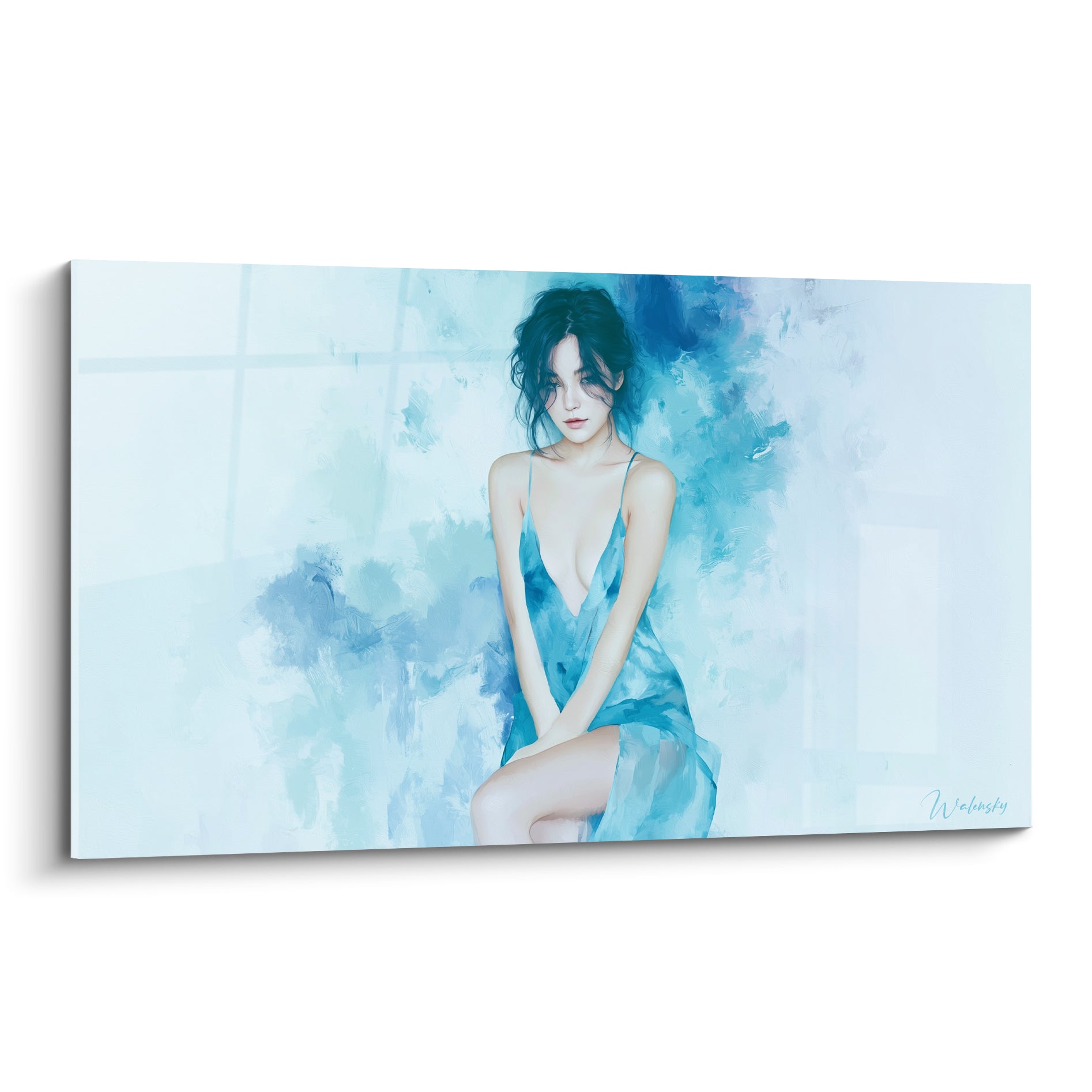 Femme assise en robe bleue échancrée, cheveux sombres, fond aquarelle bleu et blanc dégradé