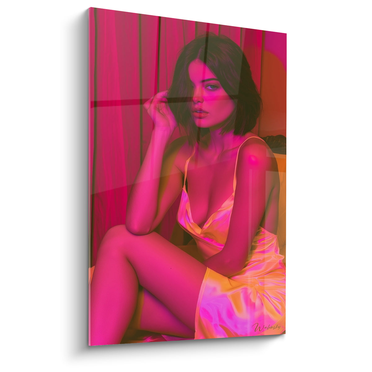 Femme brune en nuisette satinée orangé, assise dans une lumière rose fuchsia intense