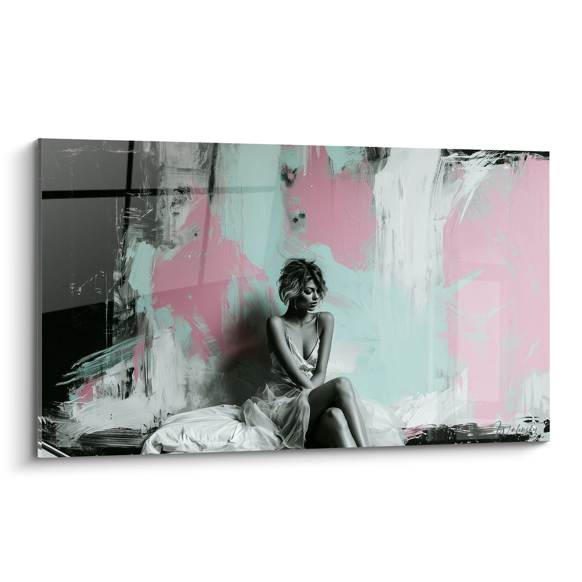 Femme assise en robe transparente, cheveux courts, fond peint rose et menthe abstrait