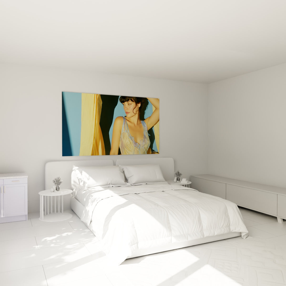 Silhouette sensuelle en satin doré et dentelle bleue, accrochée au-dessus d'un lit dans une chambre claire