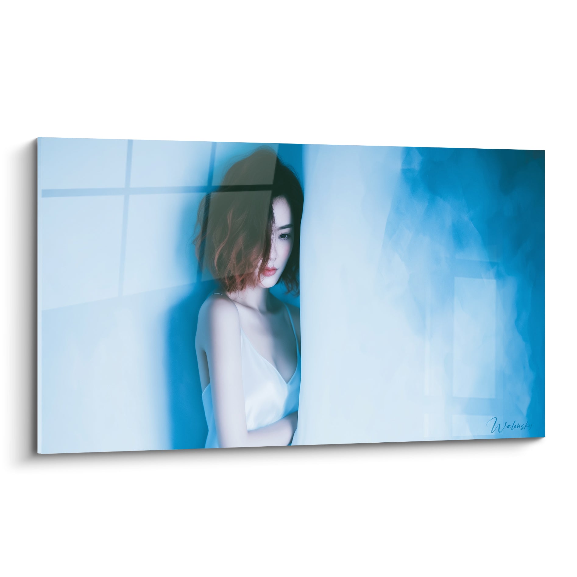 Silhouette féminine bleu et blanc, voilée derrière un tissu satiné, regard mi-caché
