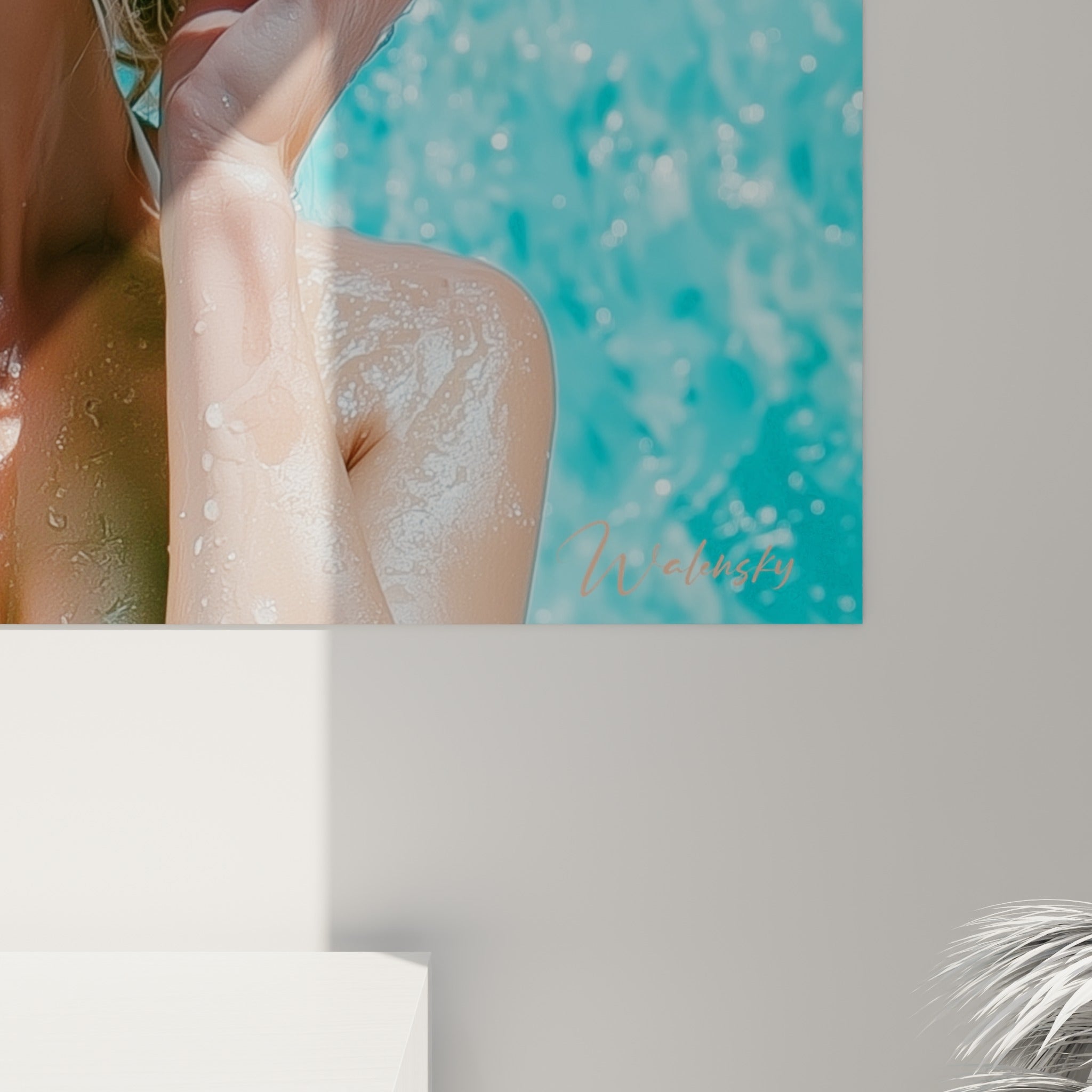 Détail des gouttes d'eau perlées sur peau dorée, reflets turquoise et blancs sur l'impression du tableau
