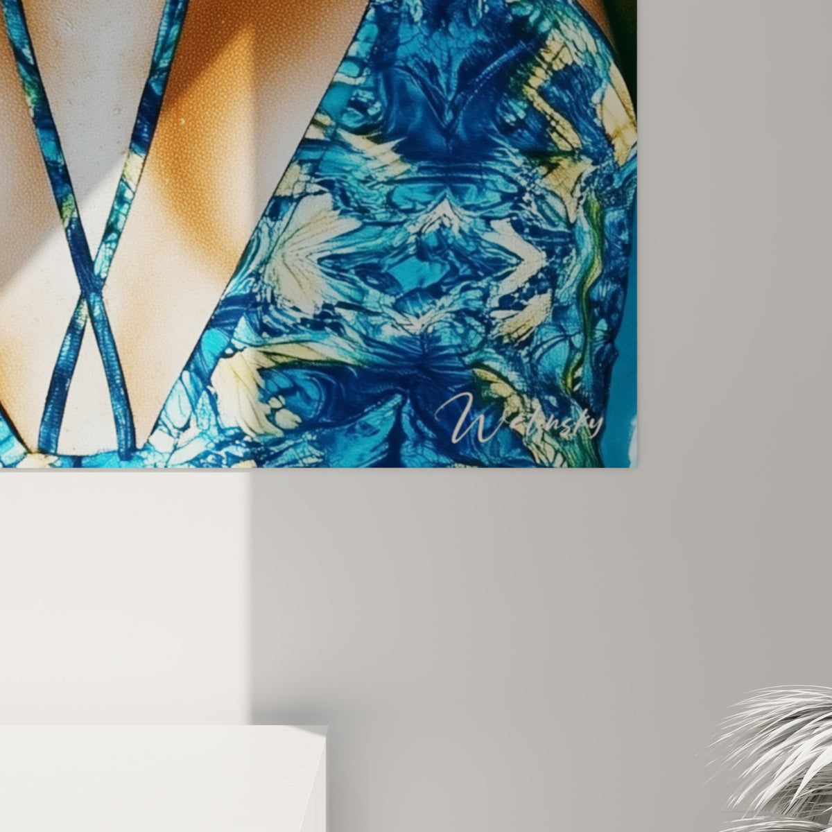 Grain de peinture révélant les gouttes d'eau sur la peau bronzée et le tissu bleu marine imprimé
