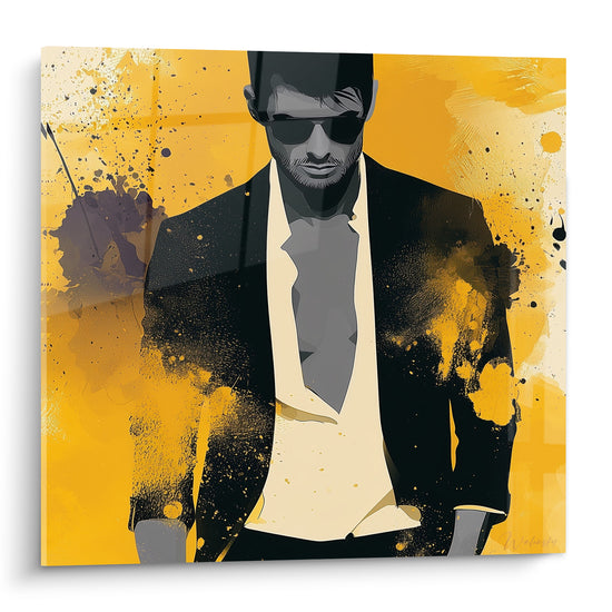 Homme en costume noir et chemise ivoire devant fond jaune moutarde éclaboussé, lunettes sombres