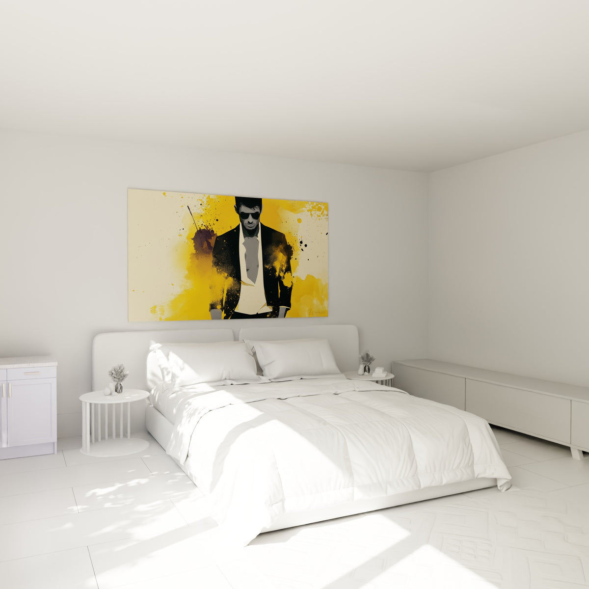 Silhouette masculine élégante en noir et doré, accrochée au-dessus d'un lit dans une chambre claire