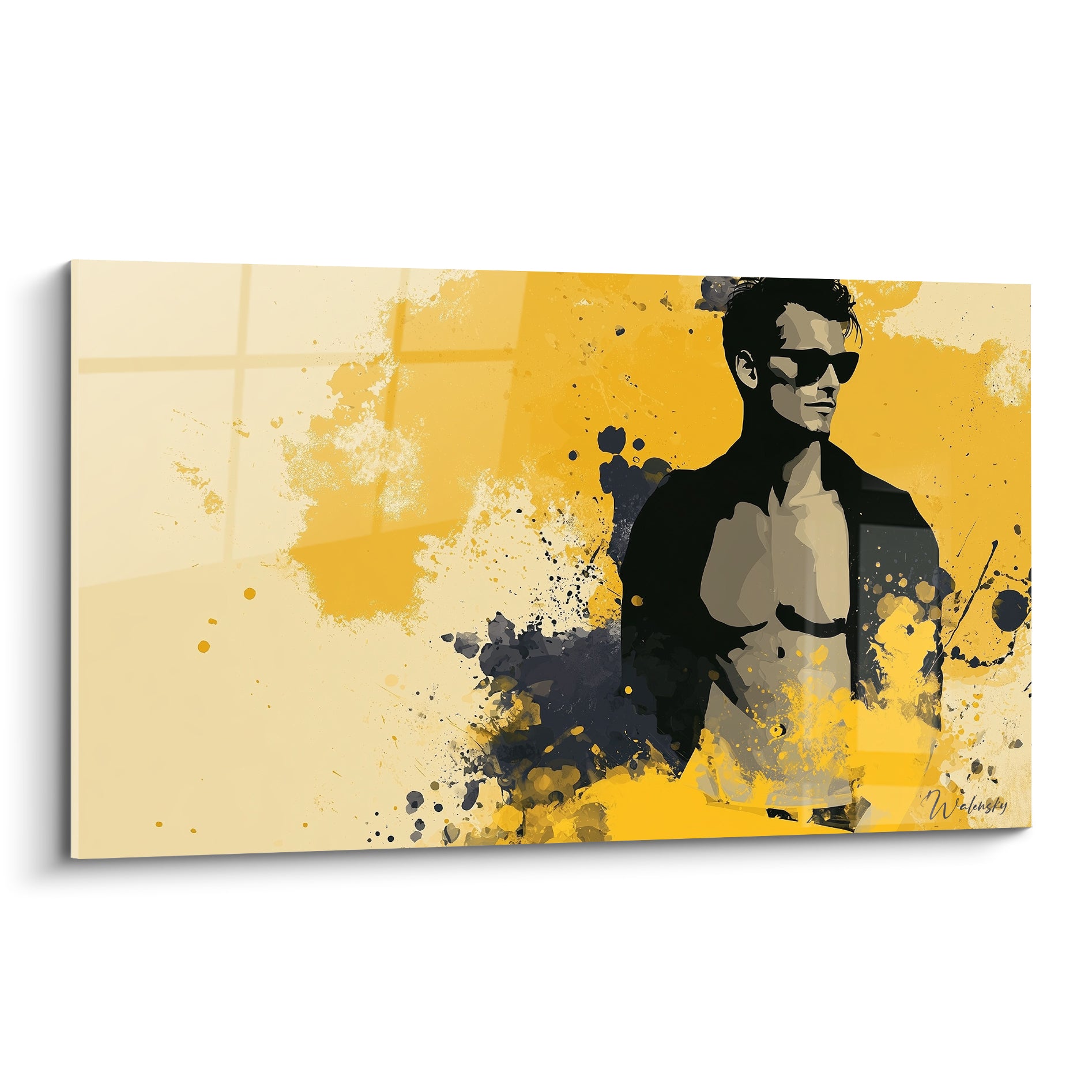 Homme torse nu jaune moutarde et anthracite, veste ouverte, lunettes de soleil, éclaboussures graphiques