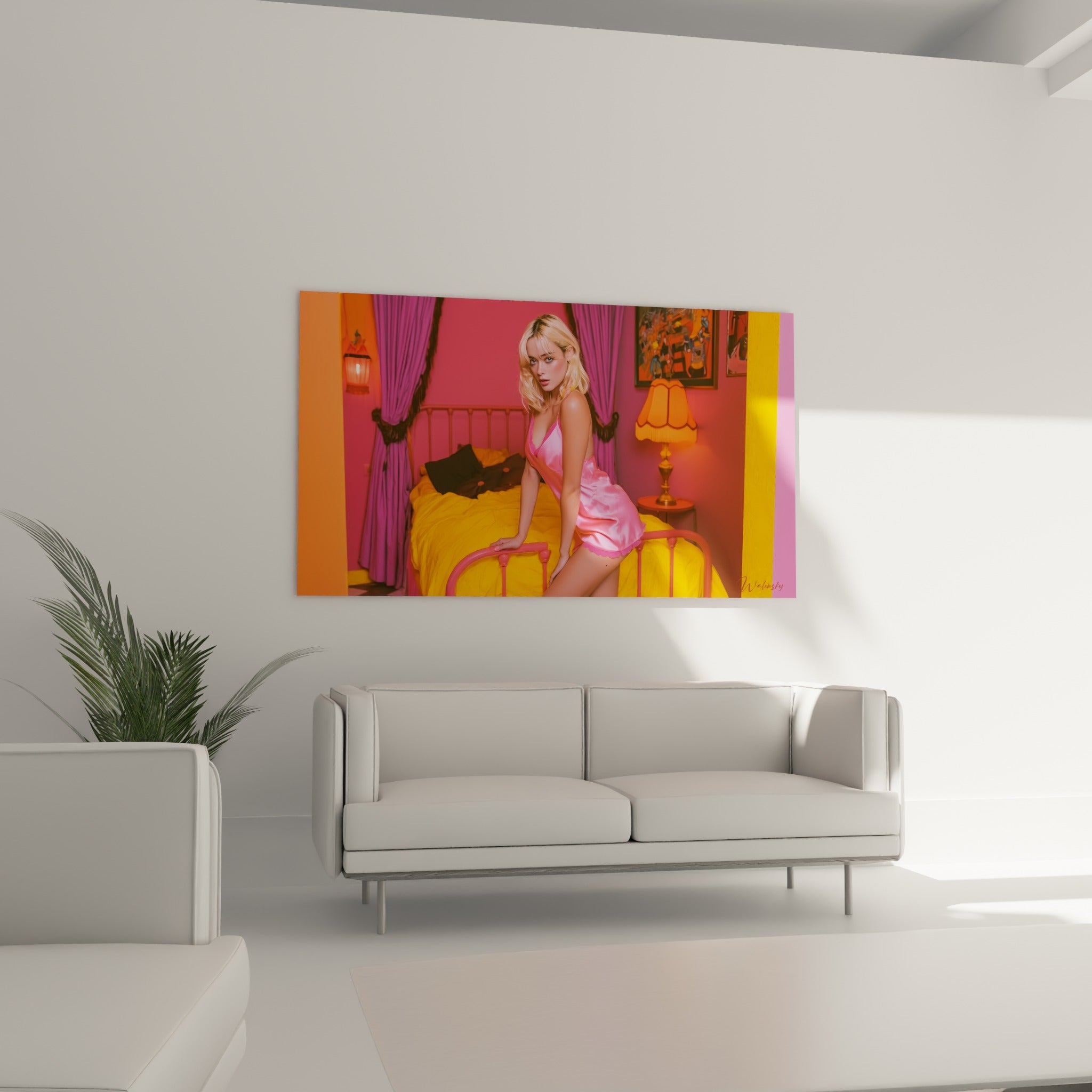 Nuisette rose et lit jaune moutarde composent la scène, au-dessus d'un canapé dans un salon lumineux