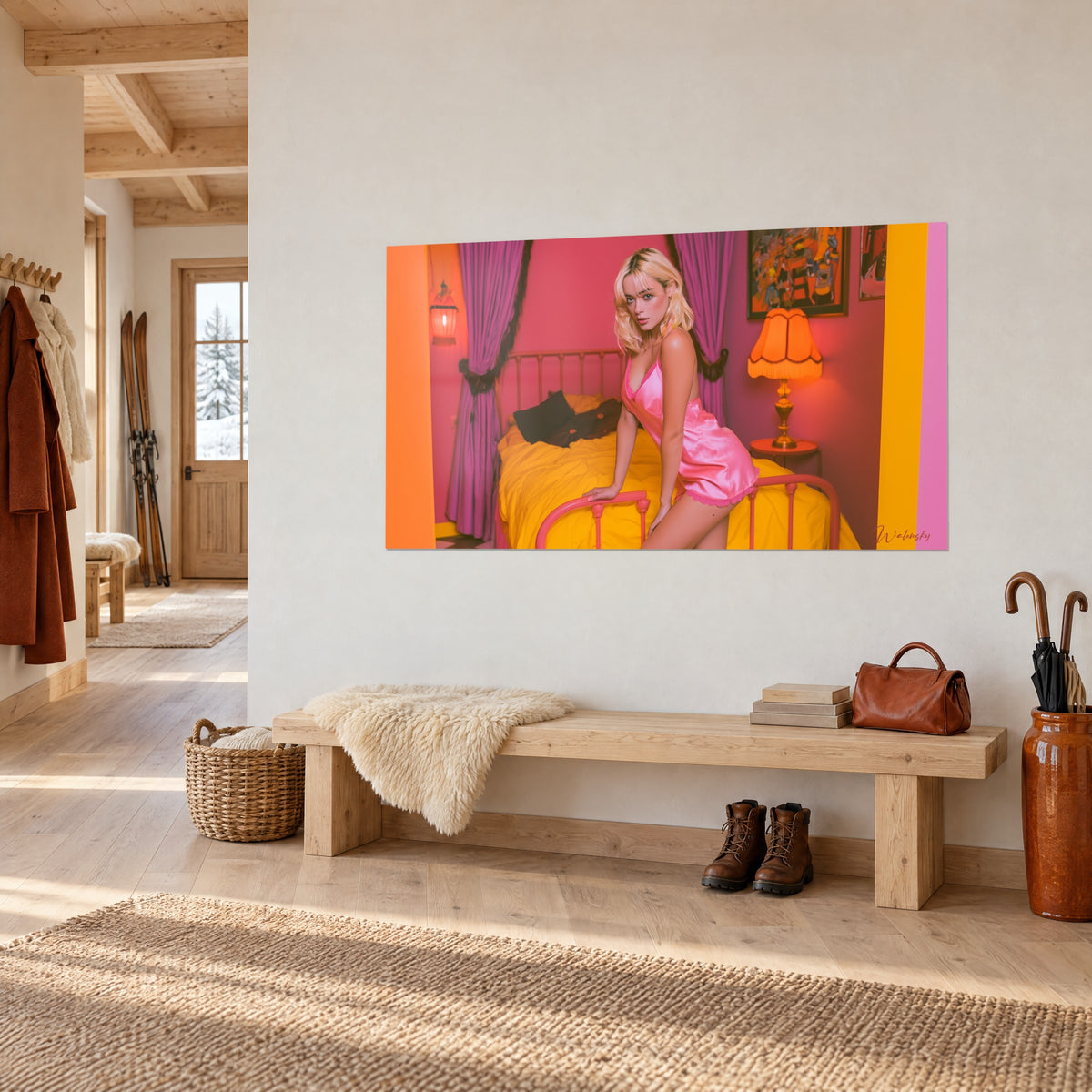 Cuadro pin-up rubia con melena corta, apoyada en una cama de hierro rosa, cortinas moradas y pared fucsia, sobre una pared de chalet
