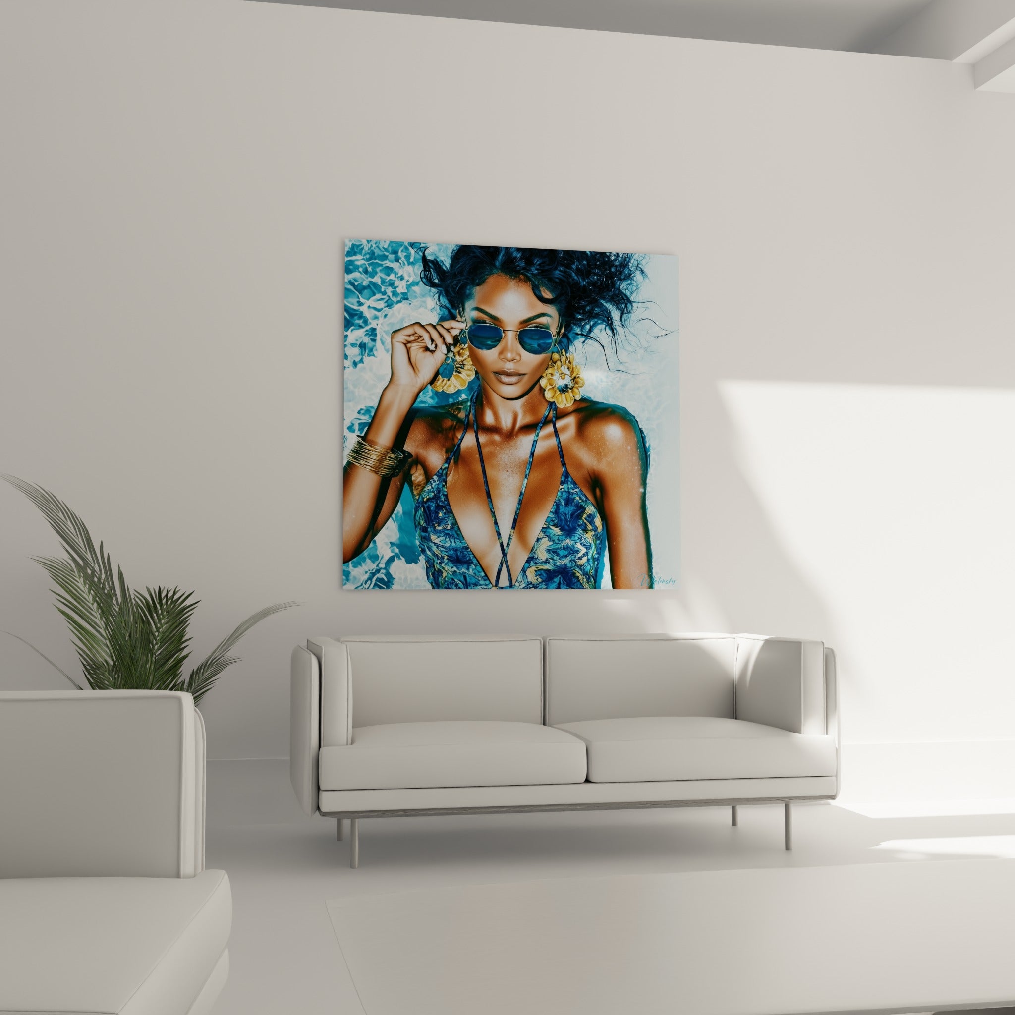 Regard captivant derrière des lunettes bleues, bracelets dorés empilés, au-dessus d'un canapé dans un salon lumineux