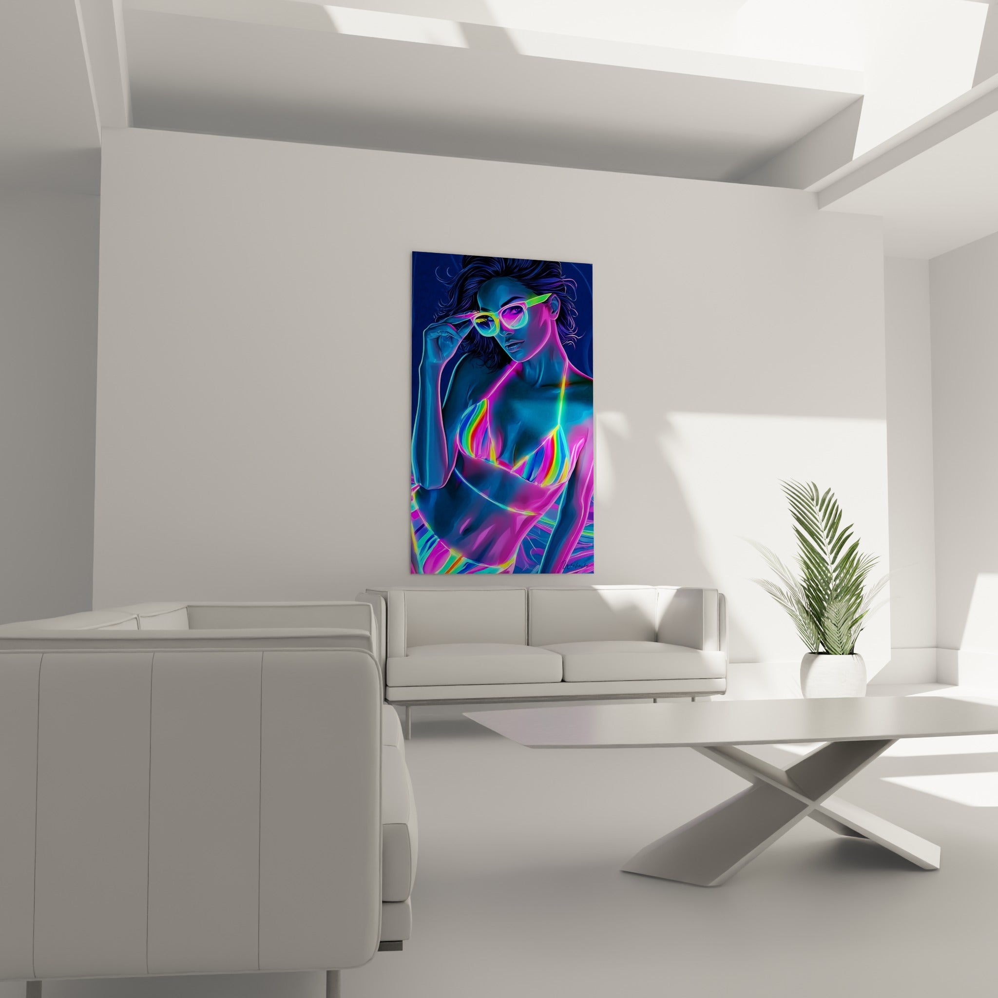 Portrait numérique aux tons magenta et turquoise vif suspendu au-dessus d'un canapé dans un salon lumineux