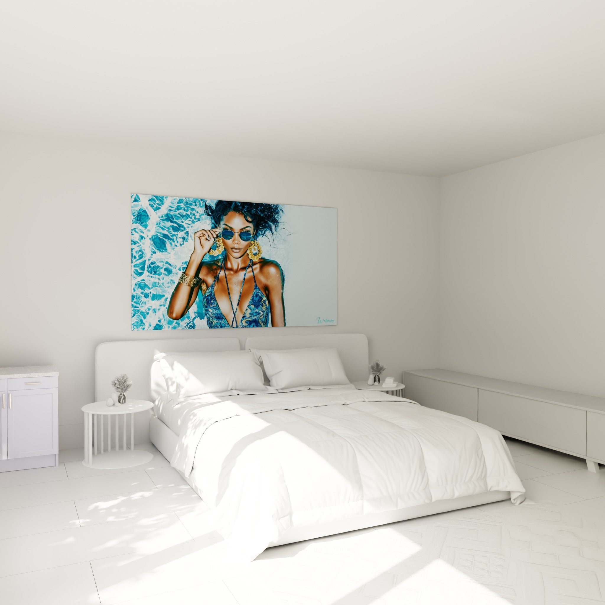 Silhouette bronzée en maillot bleu et doré surplombe un lit dans une chambre claire