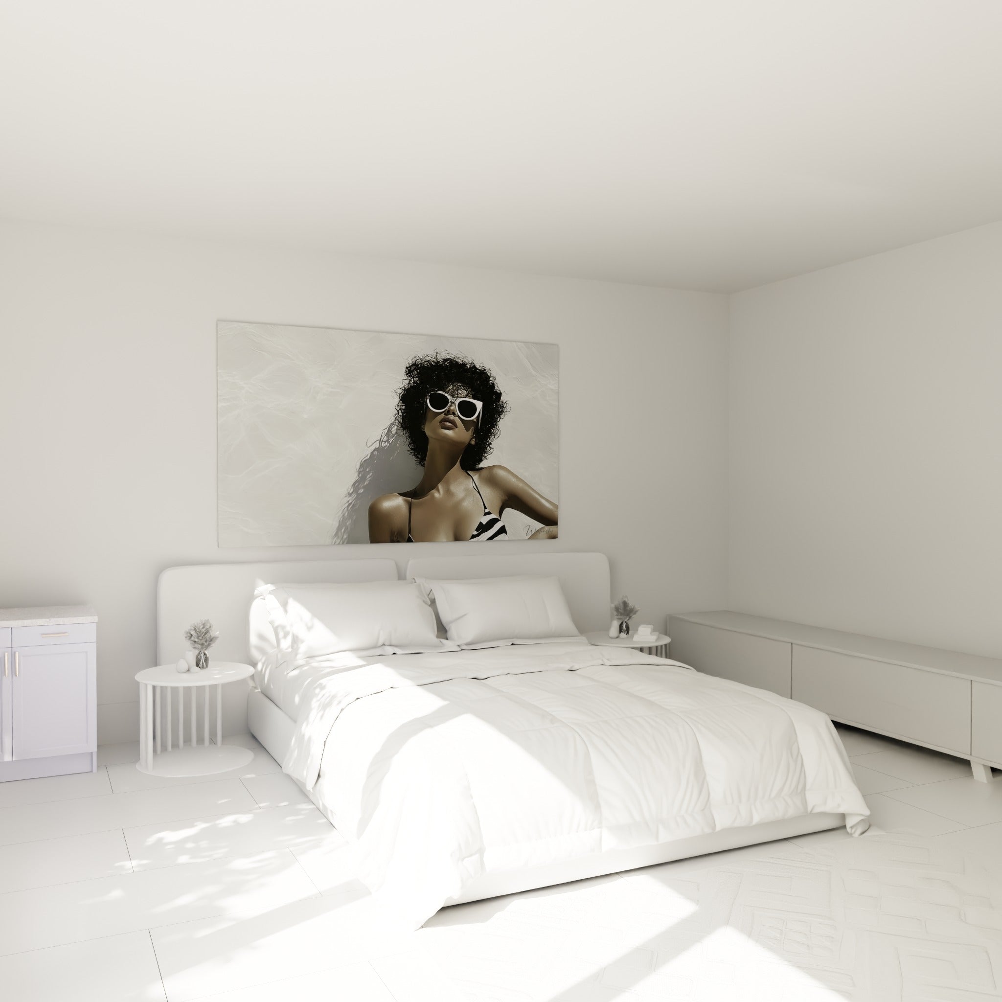 Chevelure noire bouclée et maillot rayé noir-blanc, œuvre accrochée au-dessus d'un lit dans une chambre claire