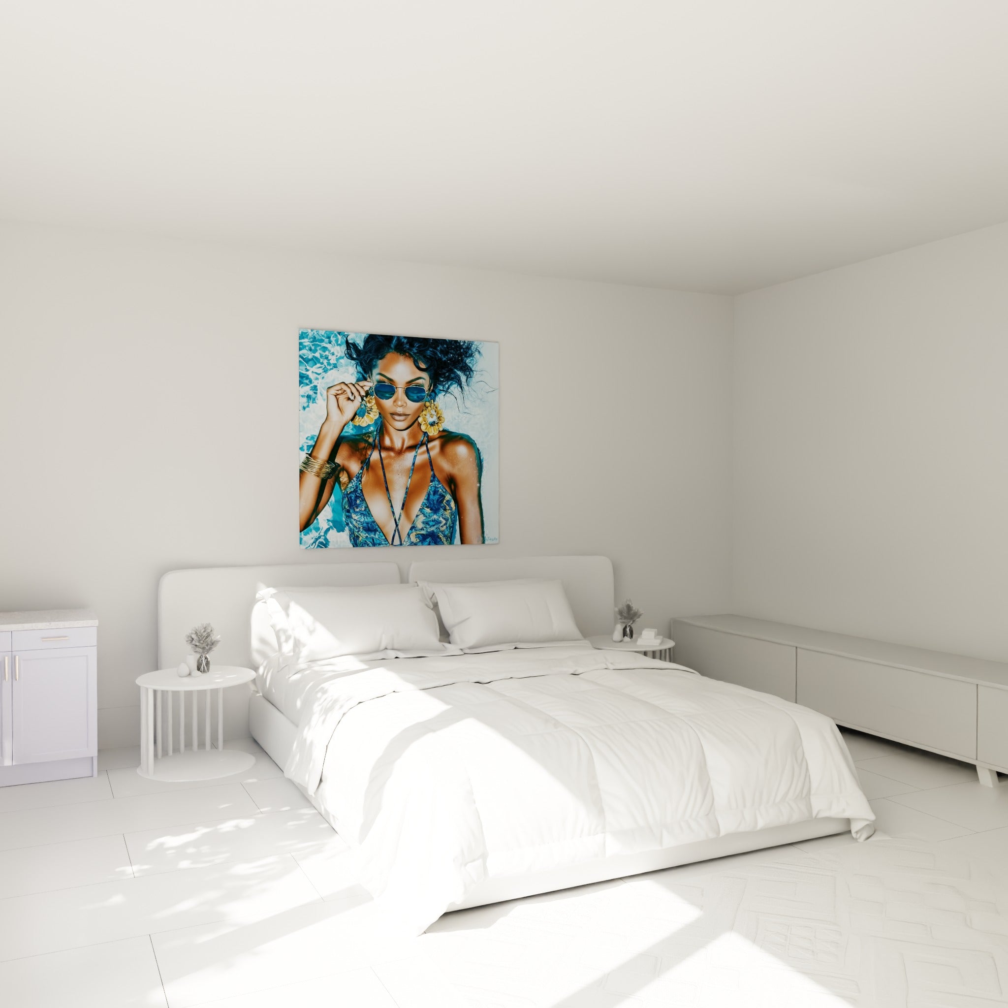 Silhouette bronzée en maillot bleu et ocre, bijoux dorés, au-dessus d'un lit dans une chambre claire