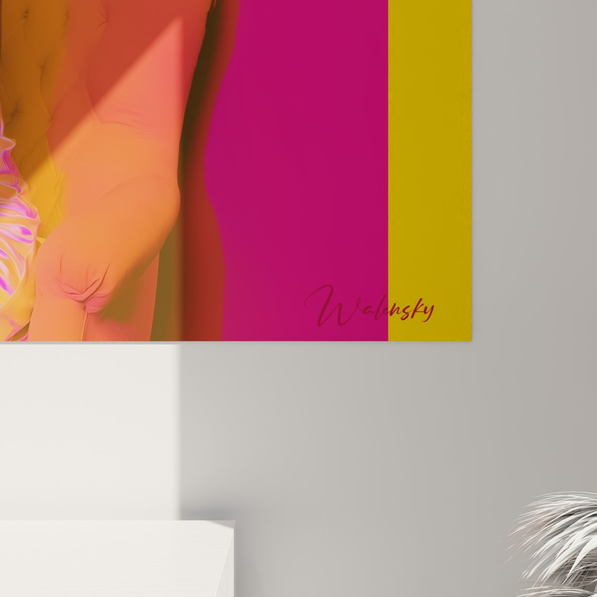 Empâtements colorés révélant les nuances rose fuchsia et jaune moutarde de la toile accrochée au mur