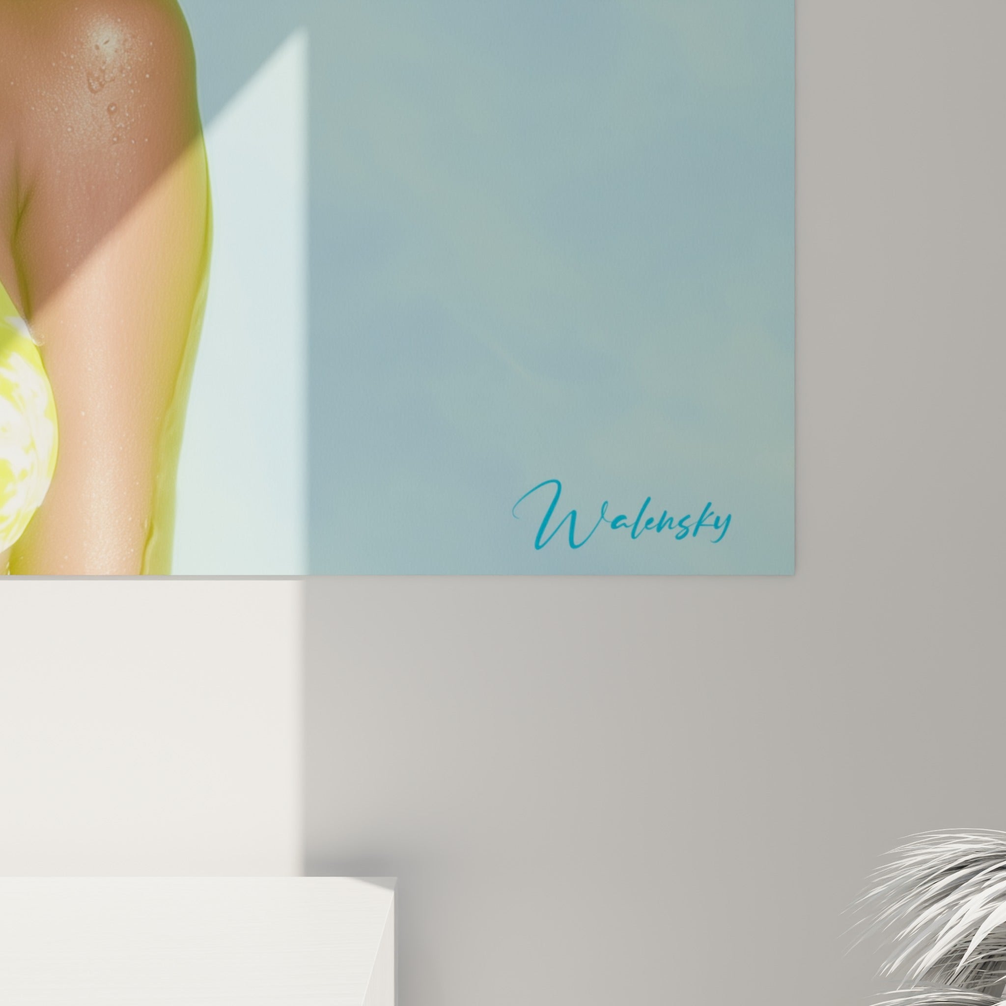 Grain de peinture visible sur les reflets dorés de la peau et les motifs floraux blancs du bikini jaune