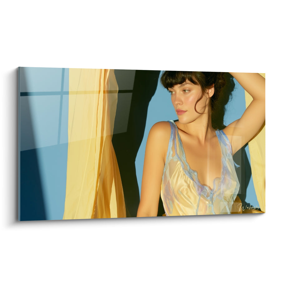 Tableau Femme nuisette dorée près d'un rideau bleu - Rêverie matinale - Edition sexy