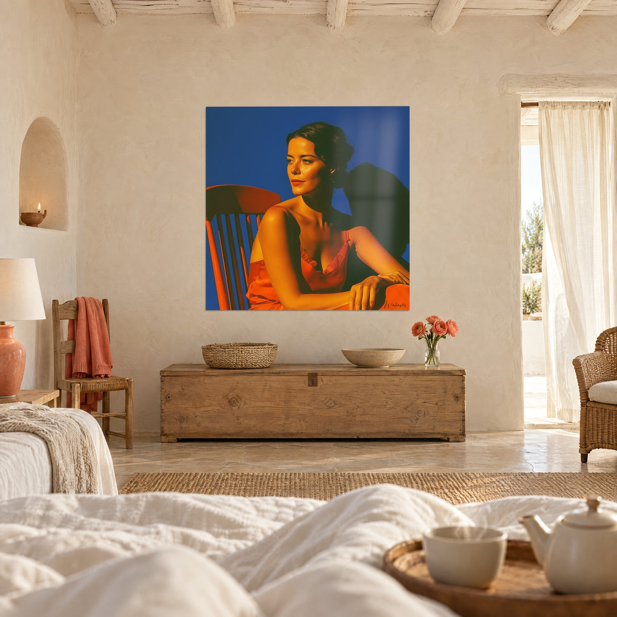 Tableau modèle rêveuse aux lèvres rouges, bretelle orange et ciel bleu profond, au-dessus d'un lit dans une chambre claire